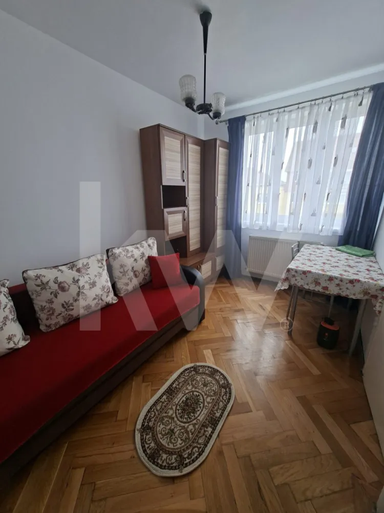 APARTAMENT DE INCHIRIAT 2 CAMERE CEDONIA - Apartament 2 Camere – Zona Cedonia, Sibiu
Vă propunem spre închiriere un apartament de 2 camere, primitor și eficient compartimentat, situat într-una dintre cele mai apreciate și liniștite zone ale Sibiului: Cedonia 
 Localizare Strategică
Apartamentul este poziționat excelent, oferind acces facil către:
Facilități: Supermarketuri, farmacii, unități bancare și piața 
Transport: Conexiuni rapide către Centrul Istoric și zonele industriale prin stațiile de autobuz din proximitate.
Ambiantă: Zonă foarte liniștită, cu spații verzi, ideală pentru relaxare.
Caracteristici Principale
Suprafață: 36 mp utili, optimizați pentru confort.
Etaj: 4 
Compartimentare: * 2 camere luminoase.
Bucătărie utilată.
Cămară (spațiu ideal pentru depozitare).
Balcon 
Baie complet utilată.
 Condiții Financiare
Chirie lunară: 300 Euro
Garanție: 300 Euro 
Disponibilitate: Imediată.
Pentru detalii suplimentare și programări, vă rugăm să ne contactați .
 De ce să alegi acest apartament?
Costuri de întreținere reduse datorită suprafeței compacte.
Liniște garantată, fiind ferit de zgomotul arterelor principale.
Toate punctele de interes sunt la distanță de mers pe jos.