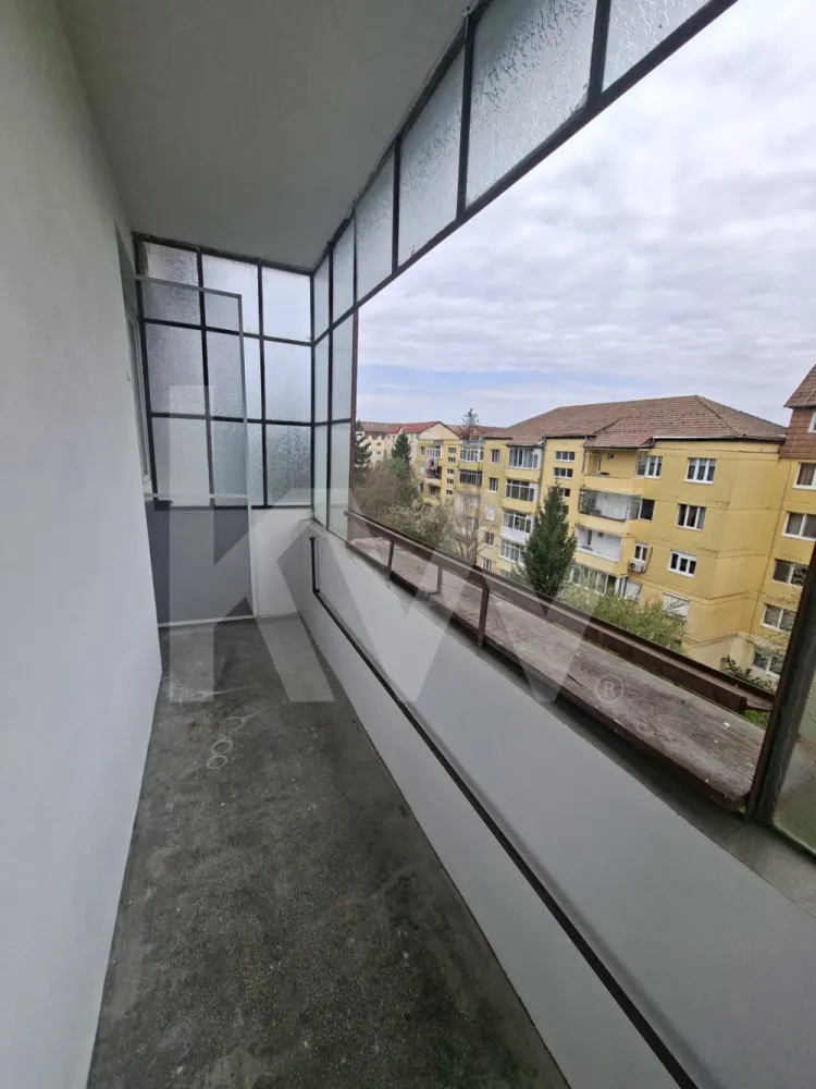 APARTAMENT DE INCHIRIAT 2 CAMERE CEDONIA - Apartament 2 Camere – Zona Cedonia, Sibiu
Vă propunem spre închiriere un apartament de 2 camere, primitor și eficient compartimentat, situat într-una dintre cele mai apreciate și liniștite zone ale Sibiului: Cedonia 
 Localizare Strategică
Apartamentul este poziționat excelent, oferind acces facil către:
Facilități: Supermarketuri, farmacii, unități bancare și piața 
Transport: Conexiuni rapide către Centrul Istoric și zonele industriale prin stațiile de autobuz din proximitate.
Ambiantă: Zonă foarte liniștită, cu spații verzi, ideală pentru relaxare.
Caracteristici Principale
Suprafață: 36 mp utili, optimizați pentru confort.
Etaj: 4 
Compartimentare: * 2 camere luminoase.
Bucătărie utilată.
Cămară (spațiu ideal pentru depozitare).
Balcon 
Baie complet utilată.
 Condiții Financiare
Chirie lunară: 300 Euro
Garanție: 300 Euro 
Disponibilitate: Imediată.
Pentru detalii suplimentare și programări, vă rugăm să ne contactați .
 De ce să alegi acest apartament?
Costuri de întreținere reduse datorită suprafeței compacte.
Liniște garantată, fiind ferit de zgomotul arterelor principale.
Toate punctele de interes sunt la distanță de mers pe jos.