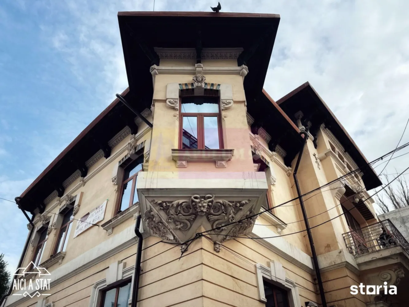 O proprietate de excepție în zona Universitate – Grădina Icoanei - Vă invităm să descoperiți o vilă excepțională situată pe Strada Thomas Masaryk, zona Universitate, Gradina Icoanei, Rosetti (fosta Strada Sălciilor), în inima orașului, cu un aer istoric aparte și detalii arhitecturale interbelice impecabil păstrate. Acest imobil impresionant combină farmecul trecutului cu dotări moderne si poate fi locul perfect pentru o locuință de lux sau un spațiu de birouri cu stil.
Proprietatea se vinde cu contract activ de inchiriere. 
Suprafață Utilă: 533 mp
Teren: 275 mp
Compartimentare Versatilă: Subsol, parter, etaj și mansardă, cu camere generoase și tavane de 2,8-4 m.
Dotări : Aer condiționat, centrală termică, supraveghere video, porți automate
Curte Privată: Capacitate de parcare pentru 4 autoturisme.
Acces Multiplu: Două intrări separate, ideale pentru diverse funcțiuni (locuință, birouri, activități comerciale).
Vila păstrează detalii de epocă rafinate – sobe de porțelan, uși din lemn masiv, stucaturi artistice – toate completate de facilități moderne care aduc un plus de confort și siguranță.

NOTA : In prezent, imobilul este inchiriat catre o institutie publica si se poate prelua cu tot cu chiriasi.
Imobilul se poate achizitiona si prin transfer de parti sociale ale firmei care detine proprietatea.

Articol Detaliat:
 https://aiciastat.ro/un-imobil-impozant-decorat-cu-zeitati-mitologice-se-vinde-cu-peste-1-milion-de-euro-pe-platforma-storia/

Contactați-ne pentru informații suplimentare sau pentru a programa o vizionare. ONORARIU AGENTIE 0.