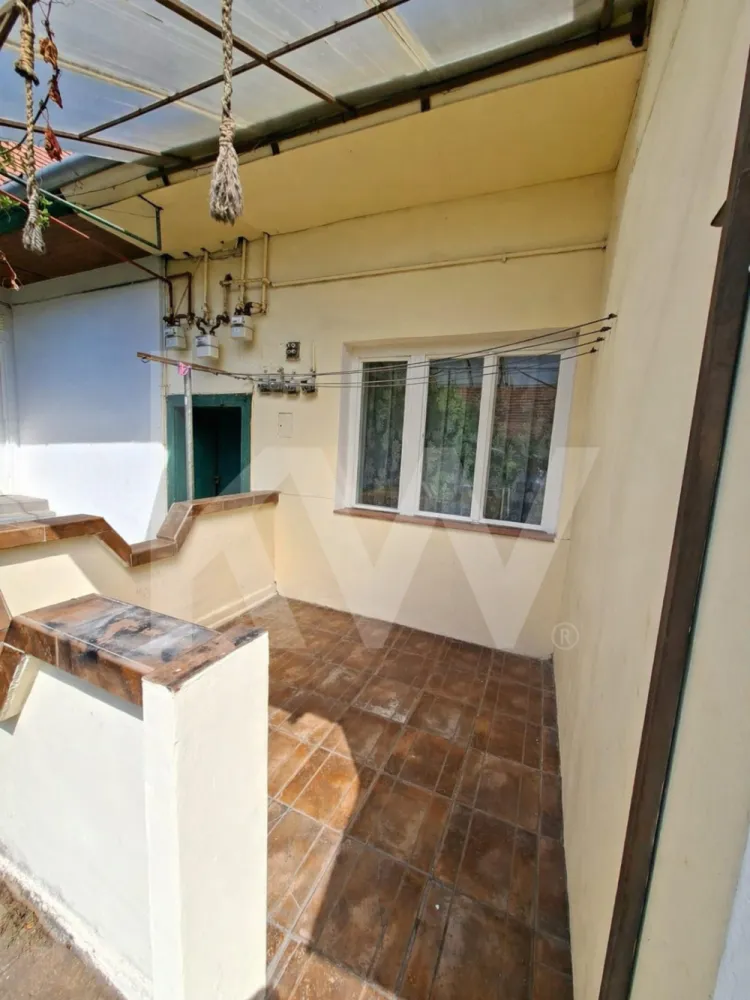 APARTAMENT DE INCHIRIAT 2 CAMERE STR LUNGA - Apartament de închiriat – 2 camere, la casă, Sibiu,str Lunga 300 euro
Vă propunem spre închiriere un apartament primitor, cu o suprafață de 50 mp, situat pe Strada Lungă, într-o zonă apreciată a orașului.
Proprietatea este compartimentată eficient:
living + dormitor
bucătărie separată
baie și hol
Beneficiază de acces la curte, unde vă puteți bucura de un spațiu de relaxare în aer liber.
 Locație excelentă, cu magazine, piață și alte puncte de interes în imediata apropiere.
Se închiriază complet mobilat și utilat, fiind pregătit pentru mutare imediată.
 Chirie: 300 €/lună
 Garanție: o lună de chirie
Contactați pentru detalii suplimentare sau programarea unei vizionări.
