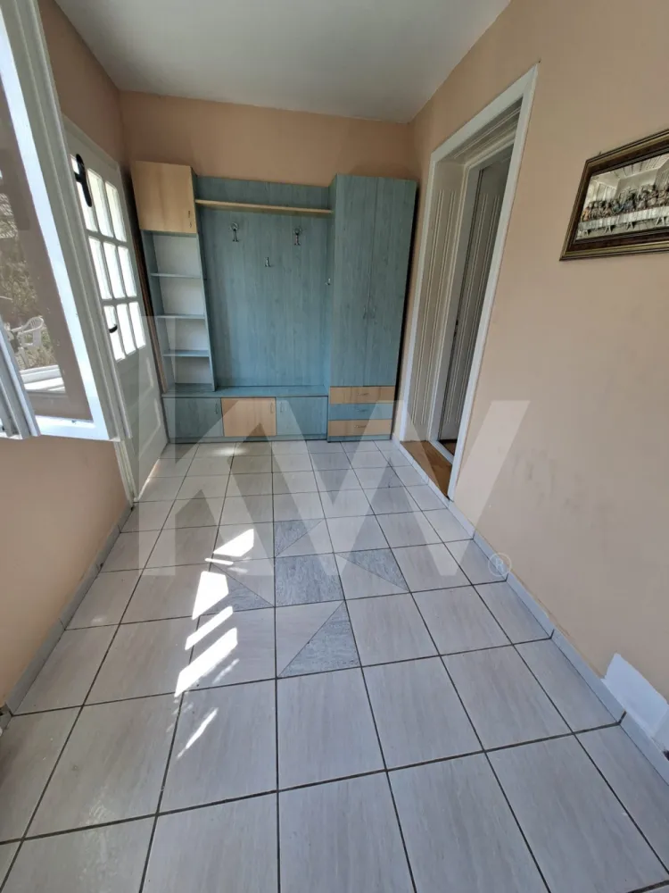APARTAMENT DE INCHIRIAT 2 CAMERE STR LUNGA - Apartament de închiriat – 2 camere, la casă, Sibiu,str Lunga 300 euro
Vă propunem spre închiriere un apartament primitor, cu o suprafață de 50 mp, situat pe Strada Lungă, într-o zonă apreciată a orașului.
Proprietatea este compartimentată eficient:
living + dormitor
bucătărie separată
baie și hol
Beneficiază de acces la curte, unde vă puteți bucura de un spațiu de relaxare în aer liber.
 Locație excelentă, cu magazine, piață și alte puncte de interes în imediata apropiere.
Se închiriază complet mobilat și utilat, fiind pregătit pentru mutare imediată.
 Chirie: 300 €/lună
 Garanție: o lună de chirie
Contactați pentru detalii suplimentare sau programarea unei vizionări.