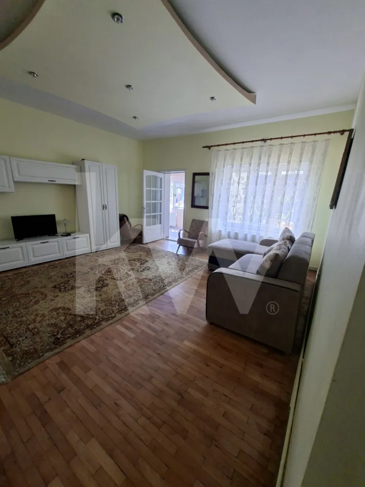 APARTAMENT DE INCHIRIAT 2 CAMERE STR LUNGA - Apartament de închiriat – 2 camere, la casă, Sibiu,str Lunga 300 euro
Vă propunem spre închiriere un apartament primitor, cu o suprafață de 50 mp, situat pe Strada Lungă, într-o zonă apreciată a orașului.
Proprietatea este compartimentată eficient:
living + dormitor
bucătărie separată
baie și hol
Beneficiază de acces la curte, unde vă puteți bucura de un spațiu de relaxare în aer liber.
 Locație excelentă, cu magazine, piață și alte puncte de interes în imediata apropiere.
Se închiriază complet mobilat și utilat, fiind pregătit pentru mutare imediată.
 Chirie: 300 €/lună
 Garanție: o lună de chirie
Contactați pentru detalii suplimentare sau programarea unei vizionări.