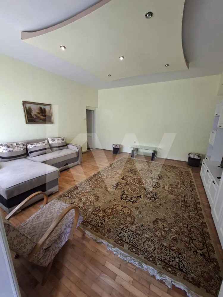 APARTAMENT DE INCHIRIAT 2 CAMERE STR LUNGA - Apartament de închiriat – 2 camere, la casă, Sibiu,str Lunga 300 euro
Vă propunem spre închiriere un apartament primitor, cu o suprafață de 50 mp, situat pe Strada Lungă, într-o zonă apreciată a orașului.
Proprietatea este compartimentată eficient:
living + dormitor
bucătărie separată
baie și hol
Beneficiază de acces la curte, unde vă puteți bucura de un spațiu de relaxare în aer liber.
 Locație excelentă, cu magazine, piață și alte puncte de interes în imediata apropiere.
Se închiriază complet mobilat și utilat, fiind pregătit pentru mutare imediată.
 Chirie: 300 €/lună
 Garanție: o lună de chirie
Contactați pentru detalii suplimentare sau programarea unei vizionări.