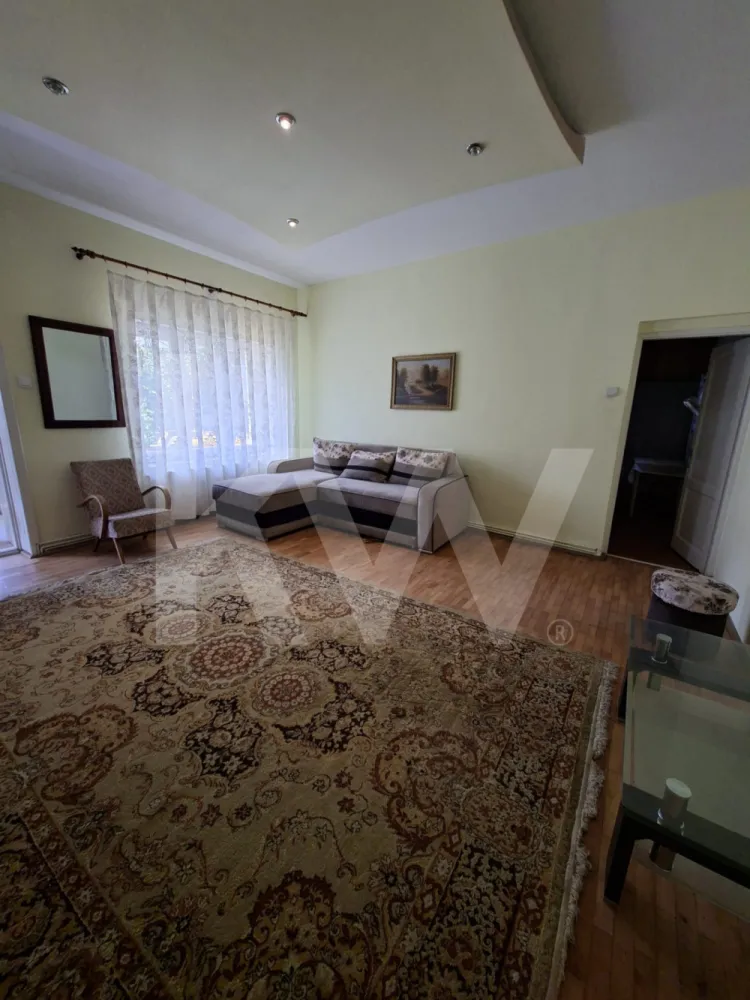 APARTAMENT DE INCHIRIAT 2 CAMERE STR LUNGA - Apartament de închiriat – 2 camere, la casă, Sibiu,str Lunga 300 euro
Vă propunem spre închiriere un apartament primitor, cu o suprafață de 50 mp, situat pe Strada Lungă, într-o zonă apreciată a orașului.
Proprietatea este compartimentată eficient:
living + dormitor
bucătărie separată
baie și hol
Beneficiază de acces la curte, unde vă puteți bucura de un spațiu de relaxare în aer liber.
 Locație excelentă, cu magazine, piață și alte puncte de interes în imediata apropiere.
Se închiriază complet mobilat și utilat, fiind pregătit pentru mutare imediată.
 Chirie: 300 €/lună
 Garanție: o lună de chirie
Contactați pentru detalii suplimentare sau programarea unei vizionări.