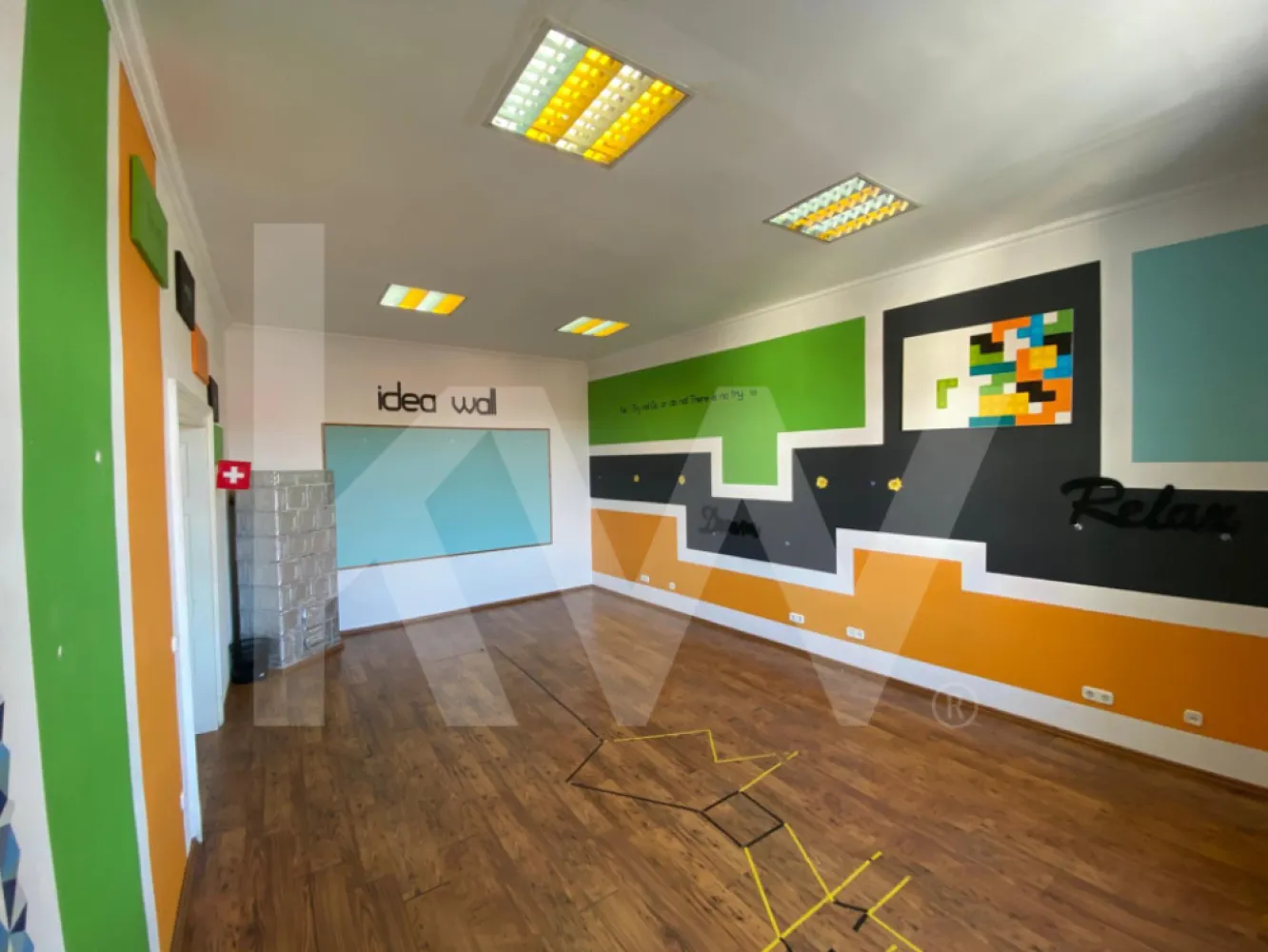 Spatiu Comercial de inchiriat – Centrul Istoric Sibiu - Descopera un spatiu cu personalitate, amplasat in inima Centrului Istoric al Sibiului, intr-o zona plina de viata si istorie.

Situat la etajul 2 al unei cladiri din 1900, renovata in 2020, acest spatiu comercial de 102 mp ofera echilibrul perfect intre caracterul clasic al unei cladiri istorice si confortul modern. Cele 4 camere luminoase si baia spatioasa se preteaza excelent pentru activitati diverse, precum birouri, cabinete medicale, salon de frumusete sau spa, magazin de proximitate, florarie, showroom, firma de servicii, consultanta, IT sau contabilitate.

 Detalii care conteaza:
	•	Constructie solida din caramida, cu finisaje de calitate: parchet, gresie, vopsea lavabila si faianta
	•	Geamuri mari din PVC si lemn cu termopan, pentru lumina naturala pe tot parcursul zilei
	•	Incalzire prin soba de teracota, care pastreaza atmosfera calda si autentica a spatiului
	•	Utilitati complete: curent, gaz, apa, canalizare, internet prin fibra optica

Vlad Suciu – Keller Williams Sibiu