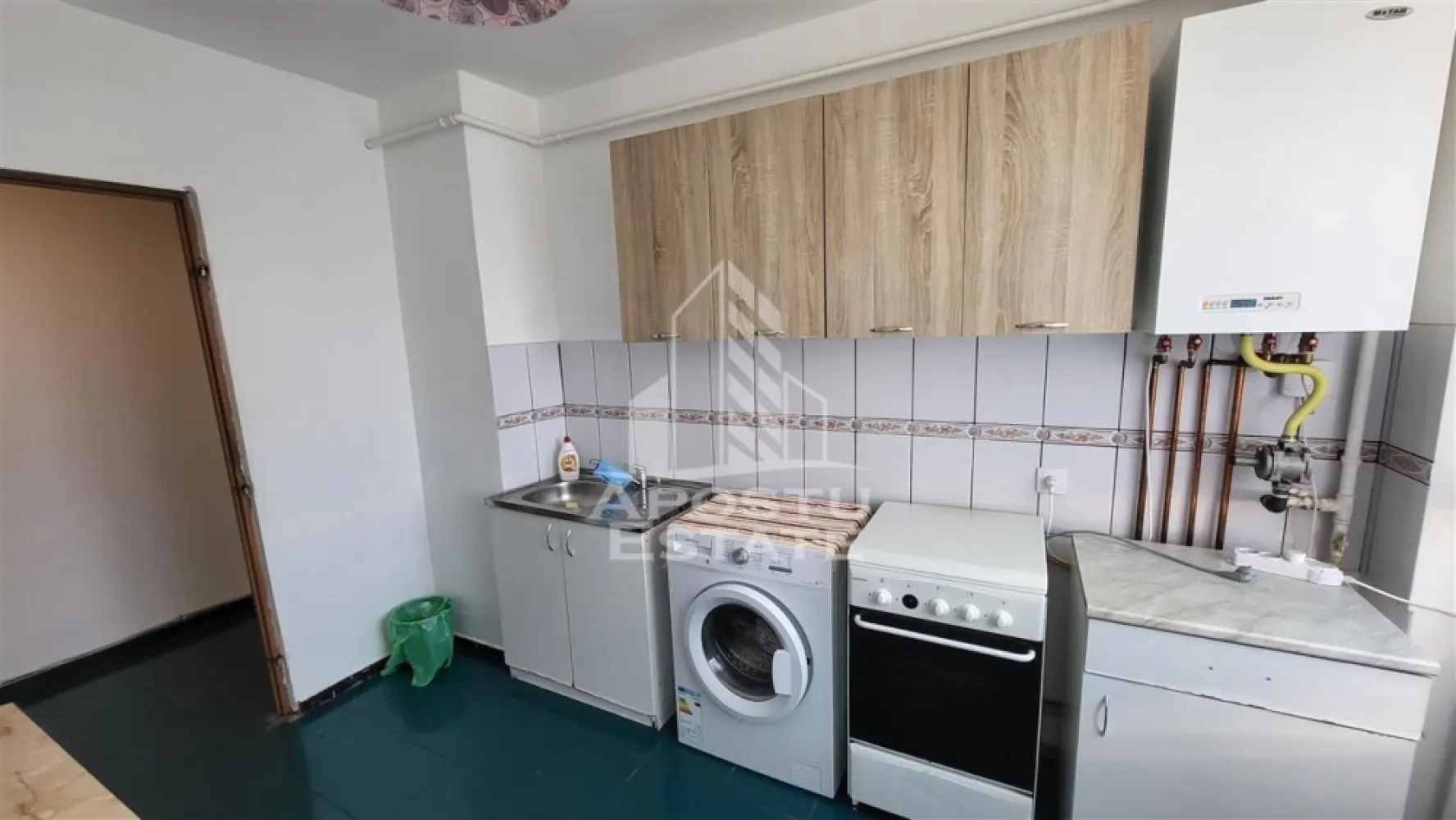 Apartament cu 3 camereultracentral - Apostu Estate va propune spre inchiriere un apartament cu 3 camere,ultracentral.

Apartamentul este disponibil la etajul ,intr-un imobil cu 7 etaje,cu o suprafata de 73mp .

Compartimentare

-hol

-bucatarie

-baie

-living

-2 dormitoare

-balcon

Vecinatati

-centru

-statie

-facultati

-spitale

Apartamentul dispune de lift.

Incalzirea se realizeaza prin intermediul centralei pe gaz si al climei.

Disponibil imediat!

Va asteptam cu drag la o vizionare!

 

 

 

 

 

 

 ID intern: 11917.