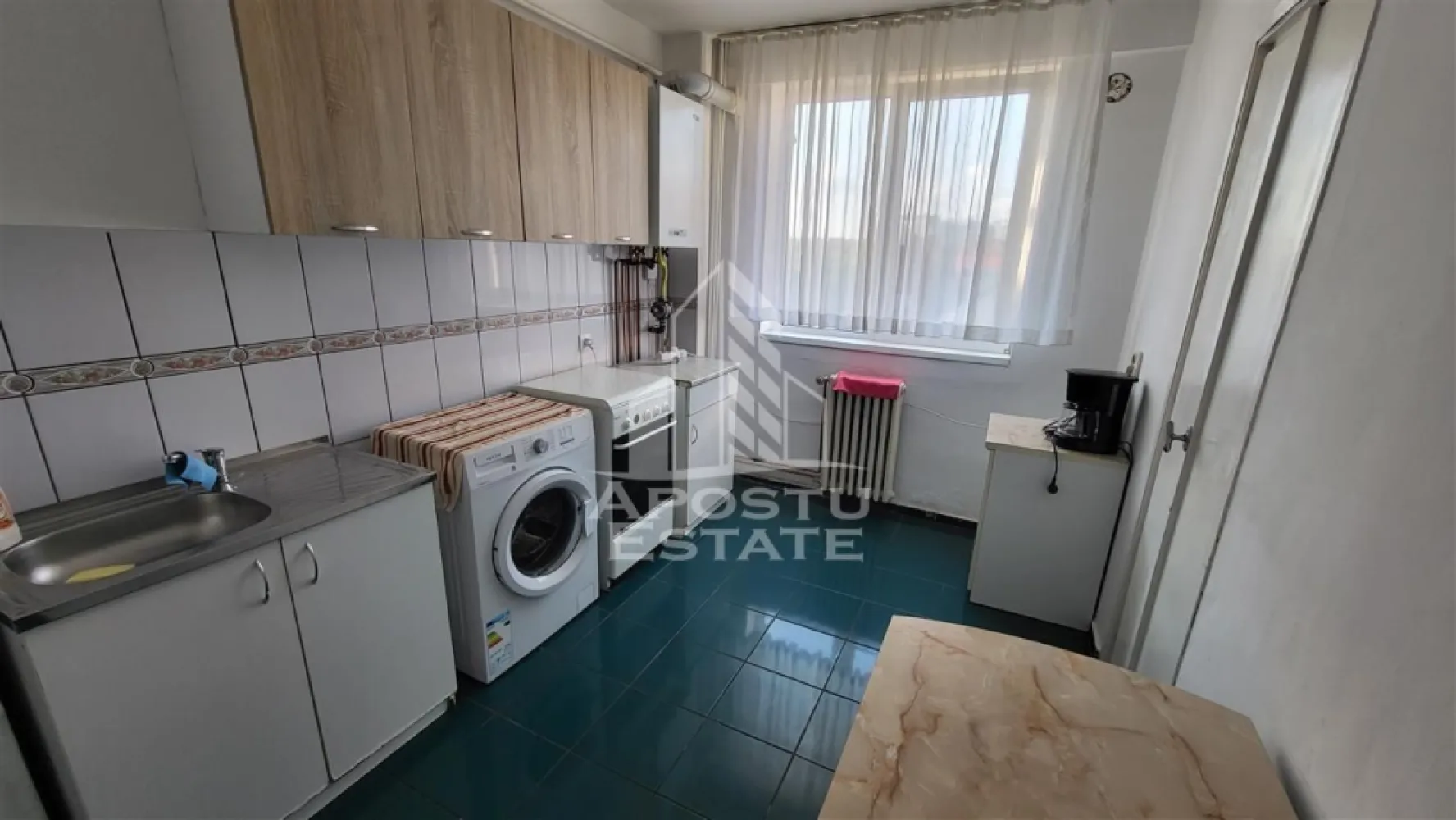 Apartament cu 3 camereultracentral - Apostu Estate va propune spre inchiriere un apartament cu 3 camere,ultracentral.

Apartamentul este disponibil la etajul ,intr-un imobil cu 7 etaje,cu o suprafata de 73mp .

Compartimentare

-hol

-bucatarie

-baie

-living

-2 dormitoare

-balcon

Vecinatati

-centru

-statie

-facultati

-spitale

Apartamentul dispune de lift.

Incalzirea se realizeaza prin intermediul centralei pe gaz si al climei.

Disponibil imediat!

Va asteptam cu drag la o vizionare!

 

 

 

 

 

 

 ID intern: 11917.