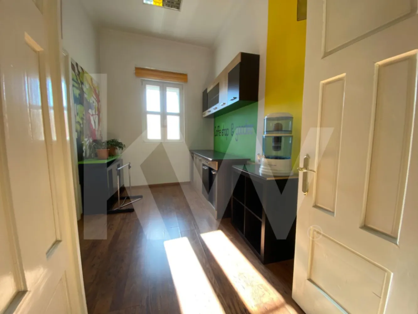 Spatiu Comercial de inchiriat – Centrul Istoric Sibiu - Descopera un spatiu cu personalitate, amplasat in inima Centrului Istoric al Sibiului, intr-o zona plina de viata si istorie.

Situat la etajul 2 al unei cladiri din 1900, renovata in 2020, acest spatiu comercial de 102 mp ofera echilibrul perfect intre caracterul clasic al unei cladiri istorice si confortul modern. Cele 4 camere luminoase si baia spatioasa se preteaza excelent pentru activitati diverse, precum birouri, cabinete medicale, salon de frumusete sau spa, magazin de proximitate, florarie, showroom, firma de servicii, consultanta, IT sau contabilitate.

 Detalii care conteaza:
	•	Constructie solida din caramida, cu finisaje de calitate: parchet, gresie, vopsea lavabila si faianta
	•	Geamuri mari din PVC si lemn cu termopan, pentru lumina naturala pe tot parcursul zilei
	•	Incalzire prin soba de teracota, care pastreaza atmosfera calda si autentica a spatiului
	•	Utilitati complete: curent, gaz, apa, canalizare, internet prin fibra optica

Vlad Suciu – Keller Williams Sibiu