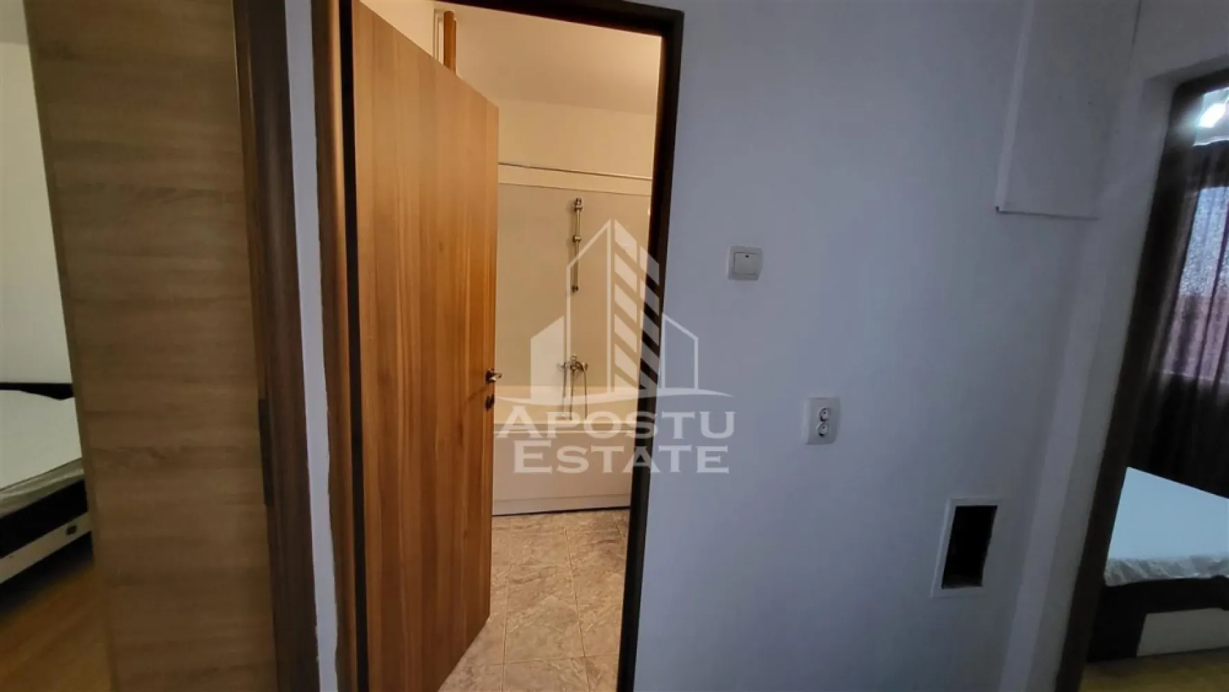 Apartament cu 3 camereultracentral - Apostu Estate va propune spre inchiriere un apartament cu 3 camere,ultracentral.

Apartamentul este disponibil la etajul ,intr-un imobil cu 7 etaje,cu o suprafata de 73mp .

Compartimentare

-hol

-bucatarie

-baie

-living

-2 dormitoare

-balcon

Vecinatati

-centru

-statie

-facultati

-spitale

Apartamentul dispune de lift.

Incalzirea se realizeaza prin intermediul centralei pe gaz si al climei.

Disponibil imediat!

Va asteptam cu drag la o vizionare!

 

 

 

 

 

 

 ID intern: 11917.