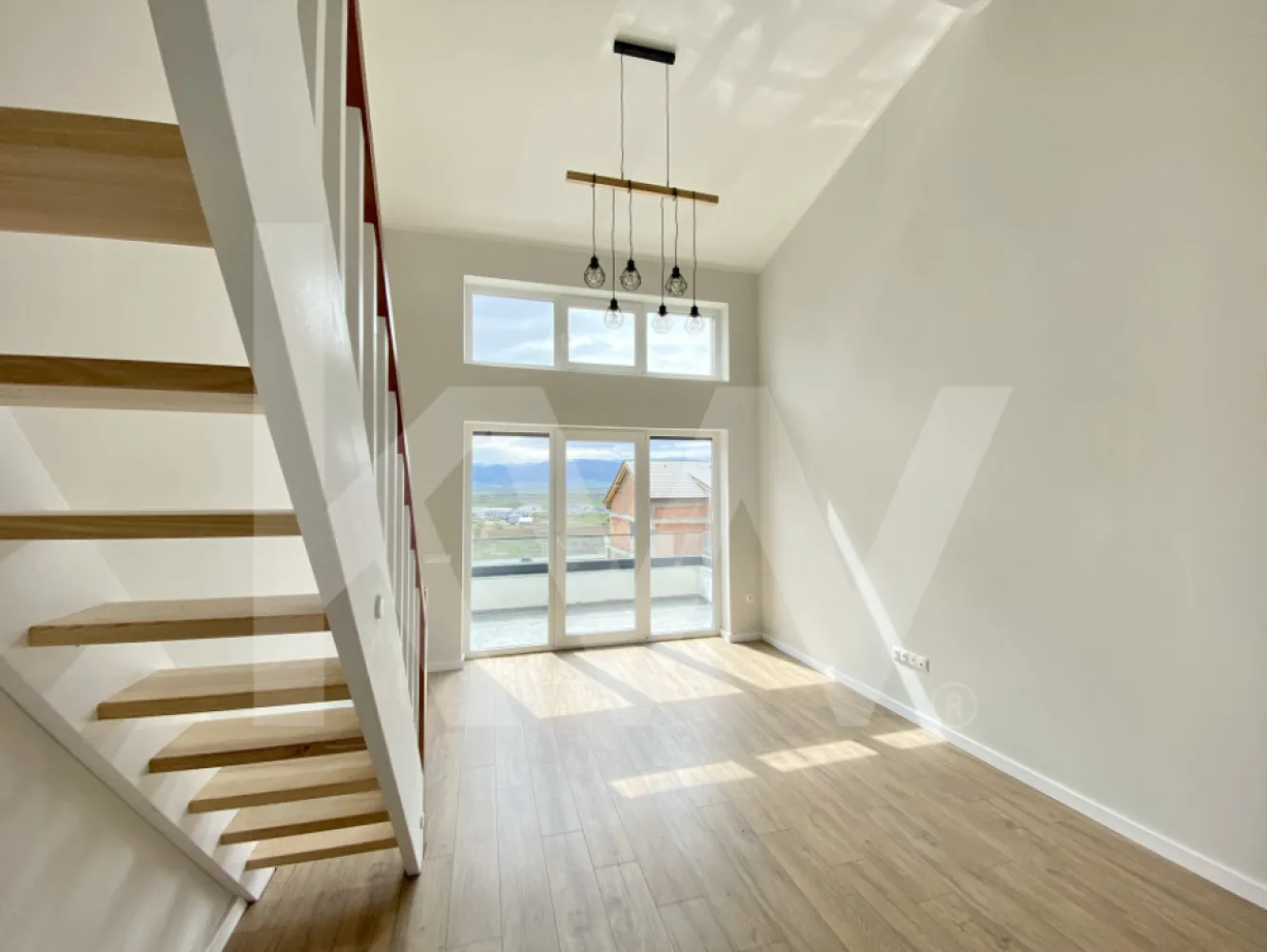 Apartament tip Penthouse- Zona Industrială Vest - Încălzire în pardoseală - Îți dorești să locuiești într-un apartament care face parte dintr-un ansamblu rezidențial exclusivist? 

Dacă răspunsul este da, îți prezentăm un apartament, decomandat, cu suprafața utilă de 88,5 mp și o terasă de 7,37 mp , situat într-o zonă foarte liniștită, Zona Industrială Vest din Sibiu. 
Ansamblul din care face parte apartamentul beneficiază de spații verzi și o priveliște superbă către munți. 

Apartamentul se predă la stadiul de cheie și 1 loc de parcare inclus în prețul apartamentului. 

Modalități de plată acceptate: cash, credit ipotecar, rate la dezvoltator, în așa fel încât să fie adaptate nevoilor clientului.

Vă așteptăm la vizionare!