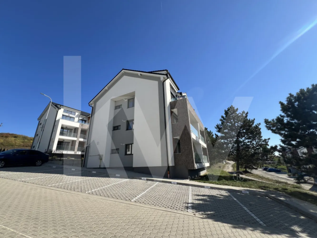 Apartament tip Penthouse- Zona Industrială Vest - Încălzire în pardoseală - Îți dorești să locuiești într-un apartament care face parte dintr-un ansamblu rezidențial exclusivist? 

Dacă răspunsul este da, îți prezentăm un apartament, decomandat, cu suprafața utilă de 88,5 mp și o terasă de 7,37 mp , situat într-o zonă foarte liniștită, Zona Industrială Vest din Sibiu. 
Ansamblul din care face parte apartamentul beneficiază de spații verzi și o priveliște superbă către munți. 

Apartamentul se predă la stadiul de cheie și 1 loc de parcare inclus în prețul apartamentului. 

Modalități de plată acceptate: cash, credit ipotecar, rate la dezvoltator, în așa fel încât să fie adaptate nevoilor clientului.

Vă așteptăm la vizionare!