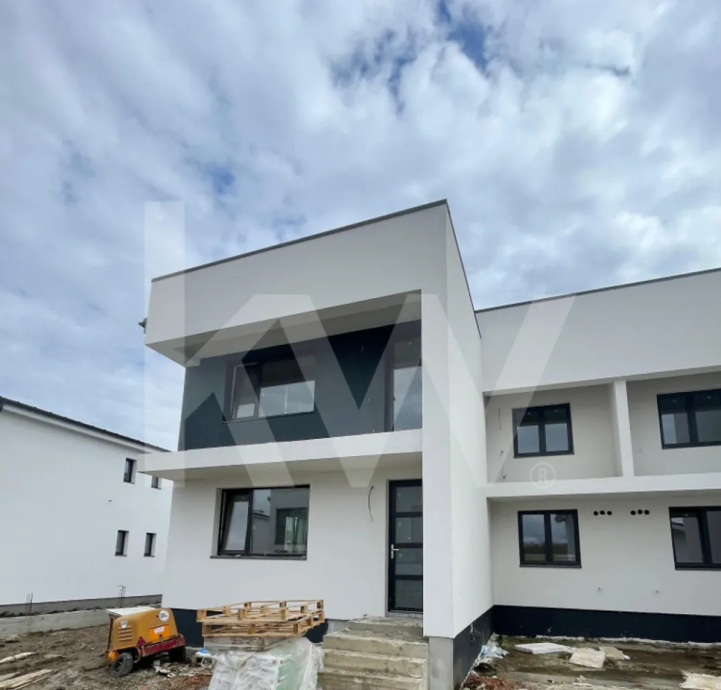 Casă Arhitecților – 110 mp utili, 50 mp curte, 2 locuri de parcare - Casa perfectă pentru tine! Imaginează-ți diminețile liniștite pe balcon, serile relaxante în curtea ta de 50 mp și confortul unui cămin bine compartimentat. Această casă cvadruplex îți oferă tot ce ai nevoie pentru un stil de viață modern și echilibrat!

Parter:
Living spațios, luminos, cu acces direct către curte;
Bucătărie separată, ideală pentru pasionații de gătit;
Grup sanitar pentru o funcționalitate sporită;

Etaj:
Trei dormitoare confortabile;
Baie principală;
Balcon, perfect pentru momentele de relaxare.

În plus, ai 2 locuri de parcare incluse.
Predare la alb la interior si la cheie pe exterior.

O casă primitoare, într-o zonă liniștită, aproape de oraș!
Programează o vizionare acum!