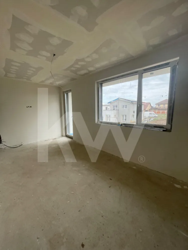 Casă Arhitecților – 110 mp utili, 50 mp curte, 2 locuri de parcare - Casa perfectă pentru tine! Imaginează-ți diminețile liniștite pe balcon, serile relaxante în curtea ta de 50 mp și confortul unui cămin bine compartimentat. Această casă cvadruplex îți oferă tot ce ai nevoie pentru un stil de viață modern și echilibrat!

Parter:
Living spațios, luminos, cu acces direct către curte;
Bucătărie separată, ideală pentru pasionații de gătit;
Grup sanitar pentru o funcționalitate sporită;

Etaj:
Trei dormitoare confortabile;
Baie principală;
Balcon, perfect pentru momentele de relaxare.

În plus, ai 2 locuri de parcare incluse.
Predare la alb la interior si la cheie pe exterior.

O casă primitoare, într-o zonă liniștită, aproape de oraș!
Programează o vizionare acum!
