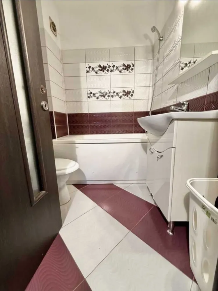 Ap. 2 camere zona Militari Residence Tineretului 37C - Bine ati venit intr-o oaza de confort și rafinament în inima cartierului Militari Residence! Aceasta proprietate îți oferă o oportunitate unică de a locui într-un spațiu elegant, perfect adaptat pentru nevoile tale. Detalii Cheie: Locație Ideală: Situat în cartierul Militari Residence, acest apartament oferă acces facil la toate facilitățile urbane, incluzând magazine, restaurante, parcuri și centre de învățământ. Design Modern: Cu finisaje de înaltă calitate, acest apartament emană eleganță și confort. Spațiile luminoase și bine iluminate se îmbină perfect pentru a crea un ambient primitor și relaxant. 2 Camere spațioase: Cu două camere generoase, acest apartament este potrivit pentru cupluri sau familii mici în căutarea unei locuințe confortabile și practică. Balcon Privat: Beneficiază de un balcon privat, unde poți savura o cafea în timp ce te bucuri de aerul proaspăt și de priveliștea încântătoare a cartierului. Facilități Suplimentare: Parcare Asigurată: poti beneficia contra-cost de loc de parcare privat, oferindu-ți comoditate și siguranță pentru mașină. Securitate 24/7: Militari Residence este un cartier sigur, astfel încât să te poți bucura de liniște și pace în fiecare zi. Acces Rapid la Transport Public: Cu acces ușor la mijloacele de transport în comun, te vei bucura de conexiuni rapide către orice destinație din București. Nu rata ocazia de a locui într-un apartament ce oferă combinația perfectă între confort, stil și funcționalitate. Contactează-ne astăzi pentru a programa o vizionare și a începe o nouă etapă a vieții tale într-o locuință de vis! }}