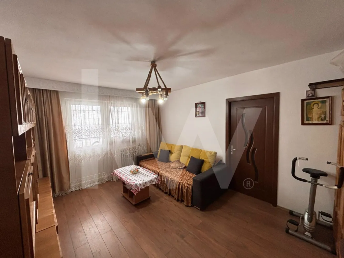 Apartament 3 camere de vanzare - Victoria, Brasov - Vă propunem spre vânzare un apartament de 3 camere situat în Victoria, Brașov, potrivit atât pentru locuit, cât și ca investiție.

Locuința este parțial renovată recent și se prezintă într-o stare bună, fiind pregătită pentru mutare imediată. Compartimentarea este practică, iar spațiile sunt bine organizate, oferind confort și funcționalitate.

Un element distinctiv al apartamentului este zona de acces către bucătărie, evidențiată printr-o boltă finisată cu piatră naturală, care adaugă un plus de caracter locuinței.

Apartamentul dispune de tâmplărie PVC, finisaje cu gresie și parchet, precum și ușă metalică la intrare. Confortul termic este asigurat de centrala proprie Ariston, iar instalația de gaz a fost verificată și revizuită în luna aprilie.

Izolația interioară este realizată cu ampora și vată minerală, contribuind la menținerea unei temperaturi optime pe tot parcursul anului.

Balconul este închis, oferind spațiu suplimentar util.

Imobilul se vinde mobilat și utilat, ceea ce reprezintă un avantaj important pentru viitorii proprietari.
