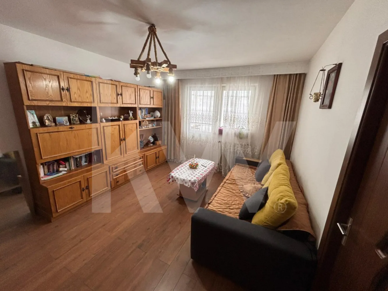Apartament 3 camere de vanzare - Victoria, Brasov - Vă propunem spre vânzare un apartament de 3 camere situat în Victoria, Brașov, potrivit atât pentru locuit, cât și ca investiție.

Locuința este parțial renovată recent și se prezintă într-o stare bună, fiind pregătită pentru mutare imediată. Compartimentarea este practică, iar spațiile sunt bine organizate, oferind confort și funcționalitate.

Un element distinctiv al apartamentului este zona de acces către bucătărie, evidențiată printr-o boltă finisată cu piatră naturală, care adaugă un plus de caracter locuinței.

Apartamentul dispune de tâmplărie PVC, finisaje cu gresie și parchet, precum și ușă metalică la intrare. Confortul termic este asigurat de centrala proprie Ariston, iar instalația de gaz a fost verificată și revizuită în luna aprilie.

Izolația interioară este realizată cu ampora și vată minerală, contribuind la menținerea unei temperaturi optime pe tot parcursul anului.

Balconul este închis, oferind spațiu suplimentar util.

Imobilul se vinde mobilat și utilat, ceea ce reprezintă un avantaj important pentru viitorii proprietari.