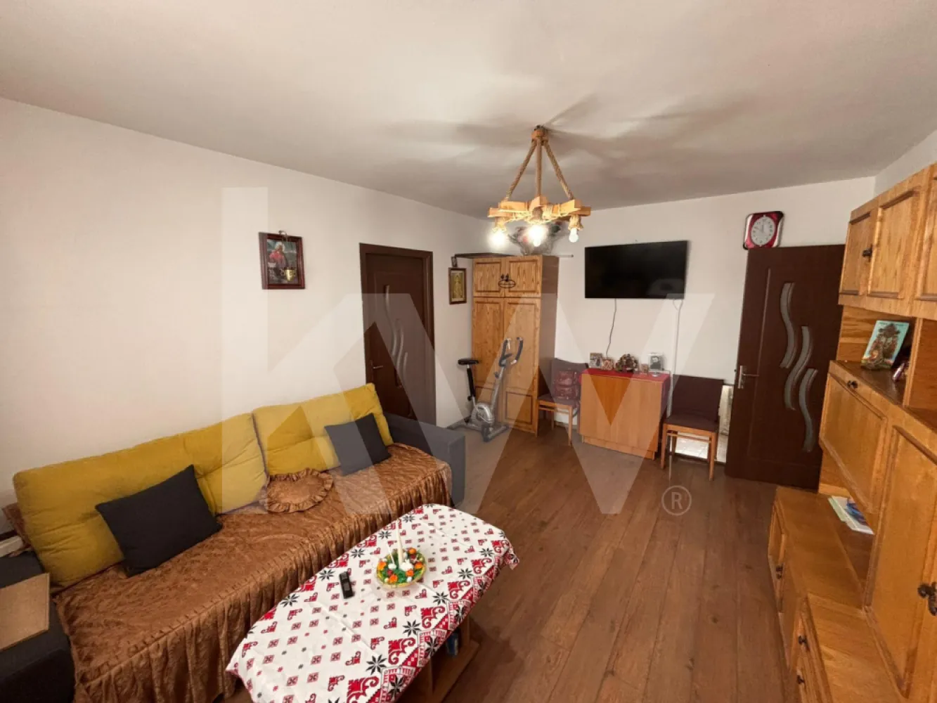 Apartament 3 camere de vanzare - Victoria, Brasov - Vă propunem spre vânzare un apartament de 3 camere situat în Victoria, Brașov, potrivit atât pentru locuit, cât și ca investiție.

Locuința este parțial renovată recent și se prezintă într-o stare bună, fiind pregătită pentru mutare imediată. Compartimentarea este practică, iar spațiile sunt bine organizate, oferind confort și funcționalitate.

Un element distinctiv al apartamentului este zona de acces către bucătărie, evidențiată printr-o boltă finisată cu piatră naturală, care adaugă un plus de caracter locuinței.

Apartamentul dispune de tâmplărie PVC, finisaje cu gresie și parchet, precum și ușă metalică la intrare. Confortul termic este asigurat de centrala proprie Ariston, iar instalația de gaz a fost verificată și revizuită în luna aprilie.

Izolația interioară este realizată cu ampora și vată minerală, contribuind la menținerea unei temperaturi optime pe tot parcursul anului.

Balconul este închis, oferind spațiu suplimentar util.

Imobilul se vinde mobilat și utilat, ceea ce reprezintă un avantaj important pentru viitorii proprietari.