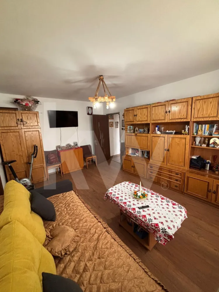Apartament 3 camere de vanzare - Victoria, Brasov - Vă propunem spre vânzare un apartament de 3 camere situat în Victoria, Brașov, potrivit atât pentru locuit, cât și ca investiție.

Locuința este parțial renovată recent și se prezintă într-o stare bună, fiind pregătită pentru mutare imediată. Compartimentarea este practică, iar spațiile sunt bine organizate, oferind confort și funcționalitate.

Un element distinctiv al apartamentului este zona de acces către bucătărie, evidențiată printr-o boltă finisată cu piatră naturală, care adaugă un plus de caracter locuinței.

Apartamentul dispune de tâmplărie PVC, finisaje cu gresie și parchet, precum și ușă metalică la intrare. Confortul termic este asigurat de centrala proprie Ariston, iar instalația de gaz a fost verificată și revizuită în luna aprilie.

Izolația interioară este realizată cu ampora și vată minerală, contribuind la menținerea unei temperaturi optime pe tot parcursul anului.

Balconul este închis, oferind spațiu suplimentar util.

Imobilul se vinde mobilat și utilat, ceea ce reprezintă un avantaj important pentru viitorii proprietari.