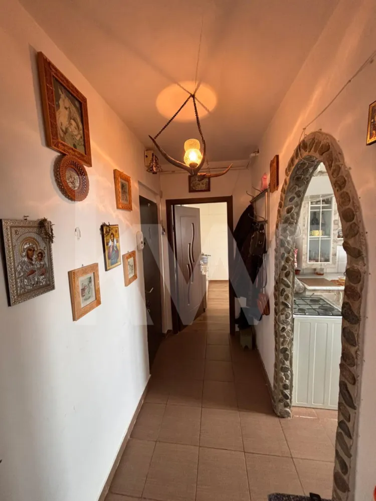 Apartament 3 camere de vanzare - Victoria, Brasov - Vă propunem spre vânzare un apartament de 3 camere situat în Victoria, Brașov, potrivit atât pentru locuit, cât și ca investiție.

Locuința este parțial renovată recent și se prezintă într-o stare bună, fiind pregătită pentru mutare imediată. Compartimentarea este practică, iar spațiile sunt bine organizate, oferind confort și funcționalitate.

Un element distinctiv al apartamentului este zona de acces către bucătărie, evidențiată printr-o boltă finisată cu piatră naturală, care adaugă un plus de caracter locuinței.

Apartamentul dispune de tâmplărie PVC, finisaje cu gresie și parchet, precum și ușă metalică la intrare. Confortul termic este asigurat de centrala proprie Ariston, iar instalația de gaz a fost verificată și revizuită în luna aprilie.

Izolația interioară este realizată cu ampora și vată minerală, contribuind la menținerea unei temperaturi optime pe tot parcursul anului.

Balconul este închis, oferind spațiu suplimentar util.

Imobilul se vinde mobilat și utilat, ceea ce reprezintă un avantaj important pentru viitorii proprietari.