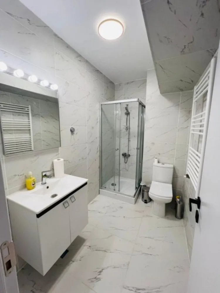 Ap 3 cam LUX New World Militari 100 mp posibilitate Parcare subterana - Se oferă spre închiriere apartament cu 3 camere, mobilat și utilat lux, situat în complexul rezidențial New World Militari. Apartamentul are o suprafață de 100 mp, este decomandat și beneficiază de finisaje premium, mobilier modern și electrocasnice de calitate superioară. Compartimentarea este ideală pentru confort și funcționalitate. Dotări și beneficii: 3 camere spațioase Mobilat și utilat complet – standard LUX 2 aparate de aer condiționat Bucătărie complet echipată Baie modernă + spații de depozitare Loc de parcare subteran inclus loc de parcare disponibil opțional Complex rezidențial modern, cu acces securizat, zone verzi și vecinătate liniștită. Acces rapid către centre comerciale, transport public și principalele puncte de interes din zona Militari. 📍 Localizare: New World Militari 📅 Disponibil imediat Pentru mai multe detalii sau programarea unei vizionări, vă stau la dispoziție. }}