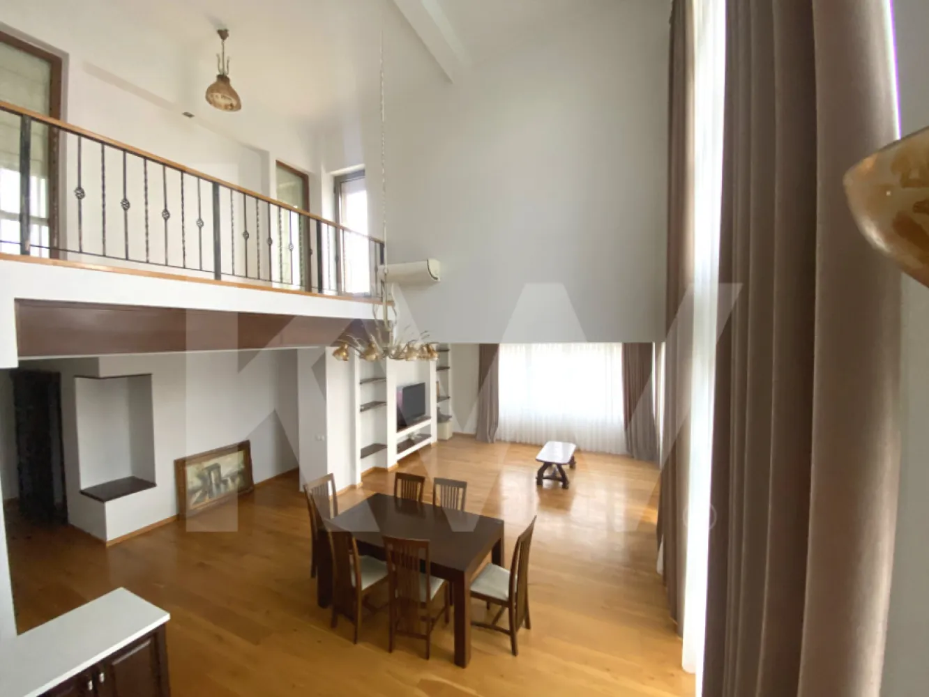 Penthouse 4 camere 166mpu terasa 50mp Cedonia priveliste Munti - Oras - Se ofera spre inchiriere un apartament spatios si modern, situat in zona Cedonia din Sibiu. Proprietatea dispune de o suprafata utila de 166 mp, este compartimentata decomandat si este dispusa pe doua niveluri, avand un living cu o inaltime de aproximativ 6 metri, caracteristica ce confera spatiului luminozitate si volum. Apartamentul include patru camere, doua bai, balcon si terasa de 20 mp, fiind recent renovat in anul 2025. Imobilul este dotat cu lift privat, intrare separata si loc de parcare propriu. Bucataria este mobilata si utilata, iar restul apartamentului se inchiriaza nemobilat. Dotarile moderne precum centrala proprie, incalzirea in pardoseala, pompa de caldura, aerul conditionat, ferestrele din aluminiu si izolatia termica asigura confort si eficienta energetica. Amplasat intr-o zona accesibila si bine cotata, apartamentul este potrivit atat pentru locuinta, cat si pentru birouri sau activitati profesionale.

Informatii generale despre suprafata, etaj si configuratia pe doua niveluri.
Prezentarea compartimentarii: living cu inaltime de 6 m, trei dormitoare, doua bai, balcon si terasa.
Descrierea dotarilor tehnice si finisajelor moderne.
Beneficiile locatiei Cedonia si accesul facil catre puncte de interes.
Posibile destinatii: locuinta, birouri sau activitati profesionale.

Acest apartament reprezinta o oportunitate rara in zona Cedonia, combinand suprafata generoasa, arhitectura spectaculoasa si dotari moderne. Proprietatea poate satisface atat nevoile unei familii, cat si ale unei companii ce cauta un spatiu reprezentativ. Pentru detalii suplimentare si programarea unei vizionari, apartamentul este disponibil la cerere.
