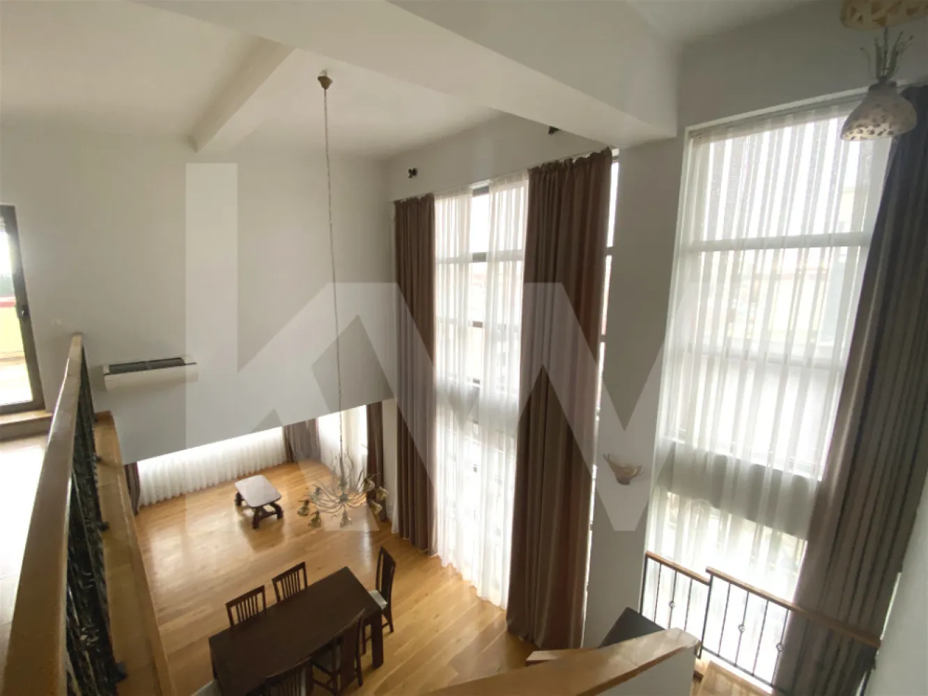 Penthouse 4 camere 166mpu terasa 50mp Cedonia priveliste Munti - Oras - Se ofera spre inchiriere un apartament spatios si modern, situat in zona Cedonia din Sibiu. Proprietatea dispune de o suprafata utila de 166 mp, este compartimentata decomandat si este dispusa pe doua niveluri, avand un living cu o inaltime de aproximativ 6 metri, caracteristica ce confera spatiului luminozitate si volum. Apartamentul include patru camere, doua bai, balcon si terasa de 20 mp, fiind recent renovat in anul 2025. Imobilul este dotat cu lift privat, intrare separata si loc de parcare propriu. Bucataria este mobilata si utilata, iar restul apartamentului se inchiriaza nemobilat. Dotarile moderne precum centrala proprie, incalzirea in pardoseala, pompa de caldura, aerul conditionat, ferestrele din aluminiu si izolatia termica asigura confort si eficienta energetica. Amplasat intr-o zona accesibila si bine cotata, apartamentul este potrivit atat pentru locuinta, cat si pentru birouri sau activitati profesionale.

Informatii generale despre suprafata, etaj si configuratia pe doua niveluri.
Prezentarea compartimentarii: living cu inaltime de 6 m, trei dormitoare, doua bai, balcon si terasa.
Descrierea dotarilor tehnice si finisajelor moderne.
Beneficiile locatiei Cedonia si accesul facil catre puncte de interes.
Posibile destinatii: locuinta, birouri sau activitati profesionale.

Acest apartament reprezinta o oportunitate rara in zona Cedonia, combinand suprafata generoasa, arhitectura spectaculoasa si dotari moderne. Proprietatea poate satisface atat nevoile unei familii, cat si ale unei companii ce cauta un spatiu reprezentativ. Pentru detalii suplimentare si programarea unei vizionari, apartamentul este disponibil la cerere.