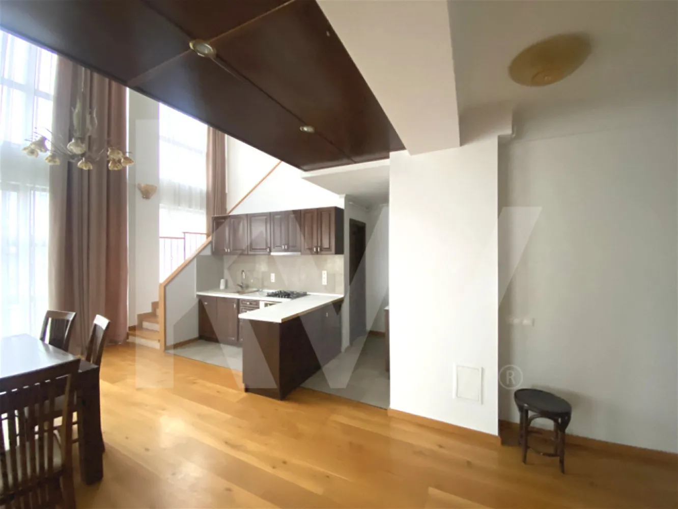 Penthouse 4 camere 166mpu terasa 50mp Cedonia priveliste Munti - Oras - Se ofera spre inchiriere un apartament spatios si modern, situat in zona Cedonia din Sibiu. Proprietatea dispune de o suprafata utila de 166 mp, este compartimentata decomandat si este dispusa pe doua niveluri, avand un living cu o inaltime de aproximativ 6 metri, caracteristica ce confera spatiului luminozitate si volum. Apartamentul include patru camere, doua bai, balcon si terasa de 20 mp, fiind recent renovat in anul 2025. Imobilul este dotat cu lift privat, intrare separata si loc de parcare propriu. Bucataria este mobilata si utilata, iar restul apartamentului se inchiriaza nemobilat. Dotarile moderne precum centrala proprie, incalzirea in pardoseala, pompa de caldura, aerul conditionat, ferestrele din aluminiu si izolatia termica asigura confort si eficienta energetica. Amplasat intr-o zona accesibila si bine cotata, apartamentul este potrivit atat pentru locuinta, cat si pentru birouri sau activitati profesionale.

Informatii generale despre suprafata, etaj si configuratia pe doua niveluri.
Prezentarea compartimentarii: living cu inaltime de 6 m, trei dormitoare, doua bai, balcon si terasa.
Descrierea dotarilor tehnice si finisajelor moderne.
Beneficiile locatiei Cedonia si accesul facil catre puncte de interes.
Posibile destinatii: locuinta, birouri sau activitati profesionale.

Acest apartament reprezinta o oportunitate rara in zona Cedonia, combinand suprafata generoasa, arhitectura spectaculoasa si dotari moderne. Proprietatea poate satisface atat nevoile unei familii, cat si ale unei companii ce cauta un spatiu reprezentativ. Pentru detalii suplimentare si programarea unei vizionari, apartamentul este disponibil la cerere.