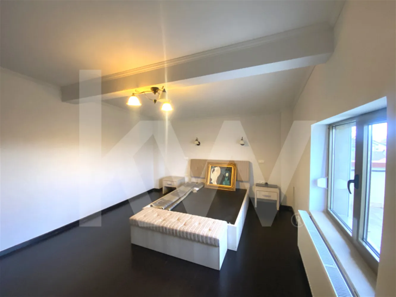 Penthouse 4 camere 166mpu terasa 50mp Cedonia priveliste Munti - Oras - Se ofera spre inchiriere un apartament spatios si modern, situat in zona Cedonia din Sibiu. Proprietatea dispune de o suprafata utila de 166 mp, este compartimentata decomandat si este dispusa pe doua niveluri, avand un living cu o inaltime de aproximativ 6 metri, caracteristica ce confera spatiului luminozitate si volum. Apartamentul include patru camere, doua bai, balcon si terasa de 20 mp, fiind recent renovat in anul 2025. Imobilul este dotat cu lift privat, intrare separata si loc de parcare propriu. Bucataria este mobilata si utilata, iar restul apartamentului se inchiriaza nemobilat. Dotarile moderne precum centrala proprie, incalzirea in pardoseala, pompa de caldura, aerul conditionat, ferestrele din aluminiu si izolatia termica asigura confort si eficienta energetica. Amplasat intr-o zona accesibila si bine cotata, apartamentul este potrivit atat pentru locuinta, cat si pentru birouri sau activitati profesionale.

Informatii generale despre suprafata, etaj si configuratia pe doua niveluri.
Prezentarea compartimentarii: living cu inaltime de 6 m, trei dormitoare, doua bai, balcon si terasa.
Descrierea dotarilor tehnice si finisajelor moderne.
Beneficiile locatiei Cedonia si accesul facil catre puncte de interes.
Posibile destinatii: locuinta, birouri sau activitati profesionale.

Acest apartament reprezinta o oportunitate rara in zona Cedonia, combinand suprafata generoasa, arhitectura spectaculoasa si dotari moderne. Proprietatea poate satisface atat nevoile unei familii, cat si ale unei companii ce cauta un spatiu reprezentativ. Pentru detalii suplimentare si programarea unei vizionari, apartamentul este disponibil la cerere.