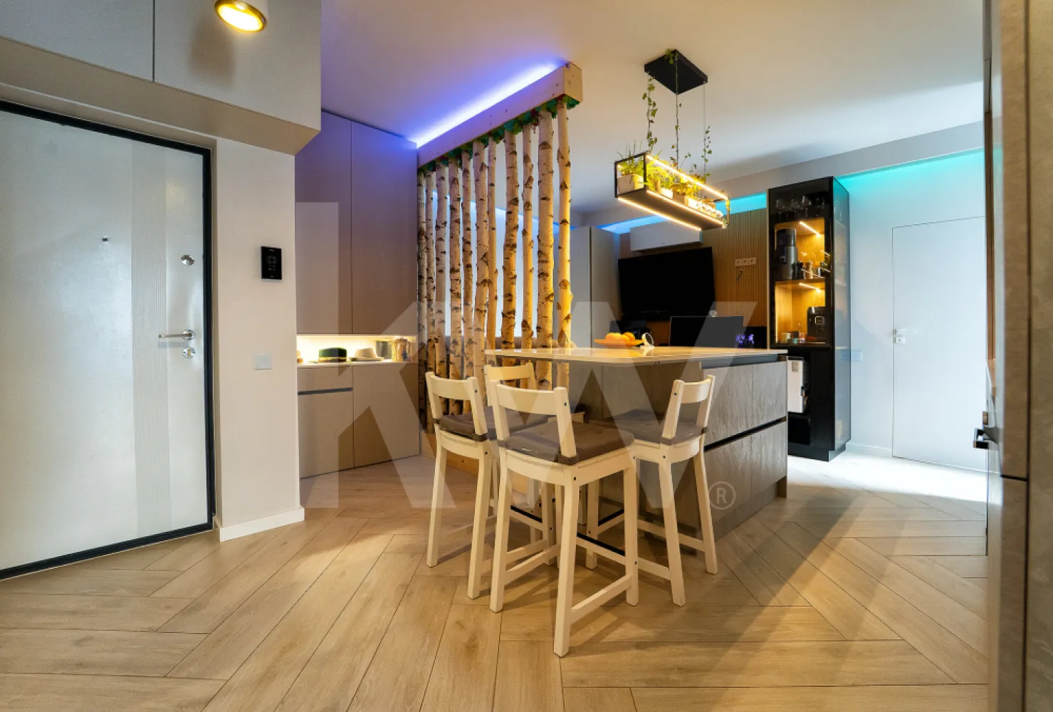 Penthouse smart în Sibiu - etaj retras, terasă generoasă - Dacă îți dorești un apartament diferit de tot ce ai văzut până acum, acest penthouse merită atenția ta.
Penthouse smart deosebit, situat la etaj retras, în zona Turnișor, strada Ogorului, bloc C4, ce oferă un mix rar între confort, tehnologie și design modern.
Proprietatea are o suprafață utilă de 59 mp și beneficiază de o terasă generoasă de 37 mp, amenajată pentru relaxare, cu sistem de irigare smart, zonă de grătar și spațiu pentru dining, oferind o priveliște panoramică asupra împrejurimilor.
Compartimentarea este eficientă și bine gândită: living luminos cu bucătărie open space, două dormitoare (dormitor matrimonial și cameră pentru copil) și baie complet echipată. Interiorul este amenajat cu atenție la detalii, folosind materiale premium și mobilier realizat pe comandă.
Bucătăria este complet utilată cu electrocasnice Miele și dispune de mobilier cu sistem soft-close, optimizat pentru spațiu și funcționalitate, inclusiv insulă cu blat din compozit. Zona de zi este elegant decorată, într-un stil modern, cu finisaje de calitate superioară.
Întregul apartament este smart, oferind control pentru rulouri, draperii, iluminat și baie. Sistemele integrate includ recuperatoare de căldură în fiecare cameră, contribuind la un confort termic ridicat și eficiență energetică.
Baia este echipată la standarde premium: chiuvetă dublă, baterii din metal anodizat, oglinzi realizate pe comandă, cabină de duș Redaway și vas de toaletă smart, cu funcții automate.
Dormitorul matrimonial este amenajat cu mobilier realizat pe comandă, în tonuri neutre, și include pat din lemn masiv, oferind un ambient relaxant și confortabil. Camera copilului este, de asemenea, optimizată funcțional și estetic.
Un alt avantaj important îl reprezintă ușile interioare cu proprietăți fonoizolante, care asigură un plus de liniște și intimitate.
Această proprietate se adresează celor care își doresc un stil de viață modern, într-un spațiu bine optimizat, complet mobilat și echipat, fără compromisuri în ceea ce privește calitatea sau confortul. Intregul sistem smart este controlat din telefon. 
Dacă această proprietate se potrivește cu ceea ce căutați, vă invit să programăm o vizionare și să descoperiți personal toate detaliile care o fac specială.