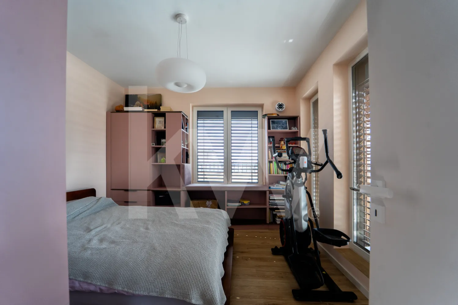 Penthouse smart în Sibiu - etaj retras, terasă generoasă - Dacă îți dorești un apartament diferit de tot ce ai văzut până acum, acest penthouse merită atenția ta.
Penthouse smart deosebit, situat la etaj retras, în zona Turnișor, strada Ogorului, bloc C4, ce oferă un mix rar între confort, tehnologie și design modern.
Proprietatea are o suprafață utilă de 59 mp și beneficiază de o terasă generoasă de 37 mp, amenajată pentru relaxare, cu sistem de irigare smart, zonă de grătar și spațiu pentru dining, oferind o priveliște panoramică asupra împrejurimilor.
Compartimentarea este eficientă și bine gândită: living luminos cu bucătărie open space, două dormitoare (dormitor matrimonial și cameră pentru copil) și baie complet echipată. Interiorul este amenajat cu atenție la detalii, folosind materiale premium și mobilier realizat pe comandă.
Bucătăria este complet utilată cu electrocasnice Miele și dispune de mobilier cu sistem soft-close, optimizat pentru spațiu și funcționalitate, inclusiv insulă cu blat din compozit. Zona de zi este elegant decorată, într-un stil modern, cu finisaje de calitate superioară.
Întregul apartament este smart, oferind control pentru rulouri, draperii, iluminat și baie. Sistemele integrate includ recuperatoare de căldură în fiecare cameră, contribuind la un confort termic ridicat și eficiență energetică.
Baia este echipată la standarde premium: chiuvetă dublă, baterii din metal anodizat, oglinzi realizate pe comandă, cabină de duș Redaway și vas de toaletă smart, cu funcții automate.
Dormitorul matrimonial este amenajat cu mobilier realizat pe comandă, în tonuri neutre, și include pat din lemn masiv, oferind un ambient relaxant și confortabil. Camera copilului este, de asemenea, optimizată funcțional și estetic.
Un alt avantaj important îl reprezintă ușile interioare cu proprietăți fonoizolante, care asigură un plus de liniște și intimitate.
Această proprietate se adresează celor care își doresc un stil de viață modern, într-un spațiu bine optimizat, complet mobilat și echipat, fără compromisuri în ceea ce privește calitatea sau confortul. Intregul sistem smart este controlat din telefon. 
Dacă această proprietate se potrivește cu ceea ce căutați, vă invit să programăm o vizionare și să descoperiți personal toate detaliile care o fac specială.