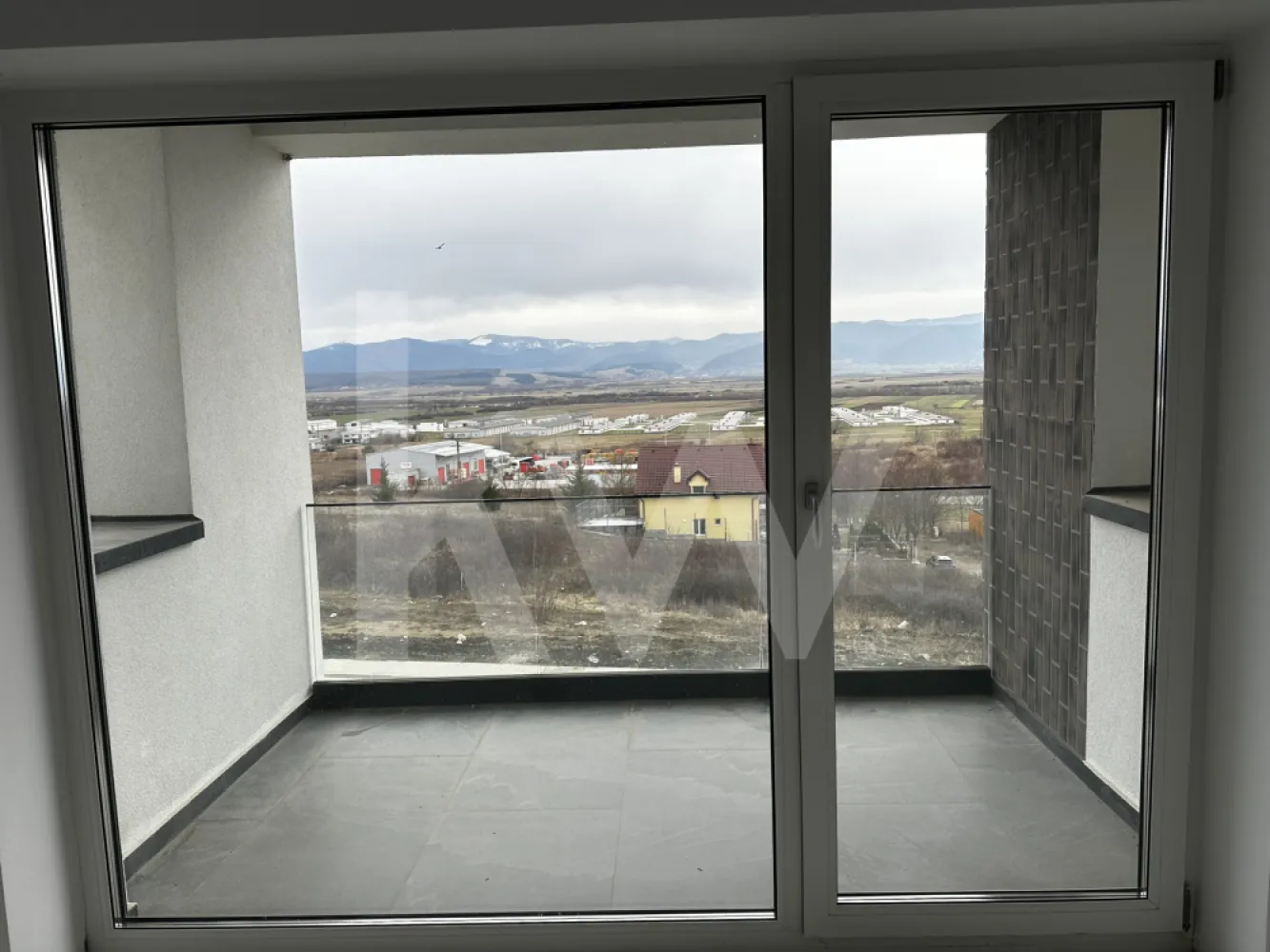 2 bedroom apartment DaVinci - investment opportunity - EN
Discover a modern 3-room apartment, located in the heart of Cristian, 1 km distance from Sibiu International Airport, which redefines the concept of luxurious living lifestyle. With a usable area of ​​76.88 sq m and a generous 9.25sq m balcony, this apartment on the ground floor of a newly built building in 2025 offers you the perfect living space for families looking for a welcoming and functional home. The brick structure ensures not only durability, but also a healthy environment, ideal for moments spent with loved ones.

Natural light for the two bedrooms and two elegant bathrooms are designed to provide privacy and comfort. The separate partitioning allows easy circulation between rooms, and the kitchen becomes the ideal place to prepare delicious meals. The interior spaces are designed to combine functionality with a modern design, offering a pleasant and relaxing atmosphere. The prime location, in the Western part of the city, ensures quick access to all necessary amenities, from shops and schools to parks and recreational areas.

We can help you to get preapproved for credit appliances for a faster process.

Don't miss the opportunity to be the first to enjoy this exceptional apartment! 
The price of €105,000 + VAT represents a valuable investment in a home that promises to become the center of your life.

Contact us today to schedule a viewing and turn this apartment into your new home!

RO
Descoperiți un apartament modern cu 3 camere, situat în inima orașului Cristian, la 1 km distanță de Aeroportul Internațional Sibiu, care redefinește conceptul de stil de viață luxos. Cu o suprafață utilă de 76,88 mp și un balcon generos de 9,25 mp, acest apartament situat la parterul unui imobil nou construit în 2025 vă oferă spațiul de locuit perfect pentru familiile care caută o locuință primitoare și funcțională. Structura din cărămidă asigură nu doar durabilitate, ci și un mediu sănătos, ideal pentru momentele petrecute alături de cei dragi.


Lumina naturală pentru cele două dormitoare și cele două băi elegante sunt concepute pentru a oferi intimitate și confort. Compartimentarea separată permite circulația ușoară între camere, iar bucătăria devine locul ideal pentru a pregăti mese delicioase. Spațiile interioare sunt concepute pentru a combina funcționalitatea cu un design modern, oferind o atmosferă plăcută și relaxantă. Locația privilegiată, în partea de vest a orașului, asigură acces rapid la toate facilitățile necesare, de la magazine și școli până la parcuri și zone de agrement.

Vă putem ajuta să obțineți o preaprobare pentru credite, pentru un proces mai rapid.

Nu ratați ocazia de a fi primul care se bucură de acest apartament excepțional!
Prețul de 105.000 € + TVA reprezintă o investiție valoroasă într-o locuință care promite să devină centrul vieții tale.

Contactează-ne astăzi pentru a programa o vizionare și a transforma acest apartament în noua ta casă!