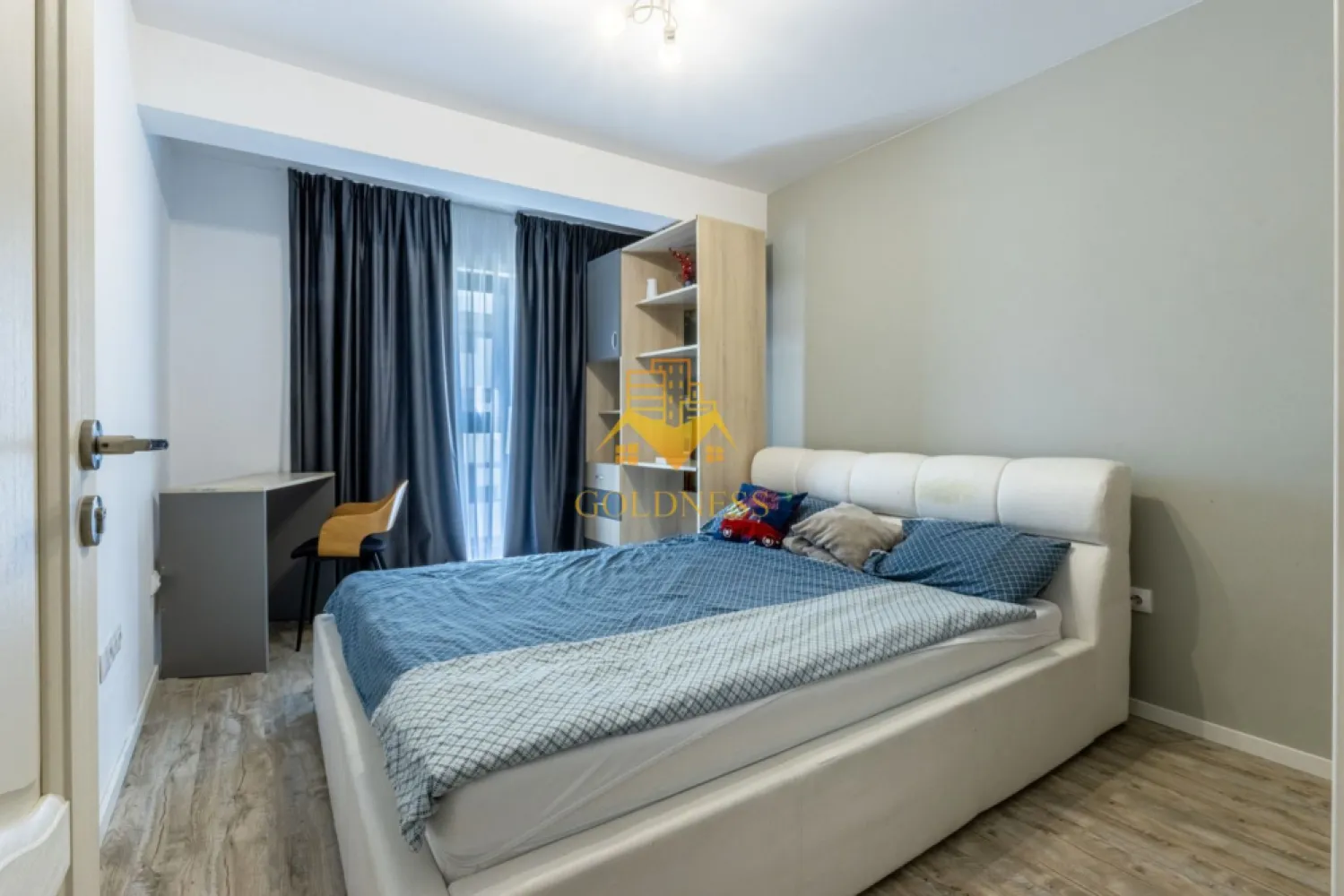 2 camere, Parcare, Zona Vivo Mall, Amethyst, Metro, Momax, Floresti - GOLDNESS Imobiliare vă propune spre închiriere un apartament cu 2 camere complet mobilat și utilat, la etajul 2 într-un imobil de 7 etaje, situat în Floresti.
Dispune de loc de parcare in subteran!
Se află în apropierea stațiilor de transport în comun, magazine, restaurante, spații verzi, farmacii, vivo mall etc. 

Apartamentul este compartimentat astfel:
 - living cu canapea extensibila, masuta de cafea, comoda si tv.
 - dormitor cu pat matrimonial, dressing, noptiere.
 - bucatarie complet utilată și mobilată, loc de servit masa.
 - baie cu cabina de dusși dulap pentru depozitare.
 - terasa de 22 mp.

Imobilul este dotat cu toate cele necesare- centrală proprie, frigider, plita electrica, hotă, mașină de spălat haine, masina de spalat vase etc. 

Dacă sunteți interesați de acest apartament și doriți să îl vizionați, dar și pentru alte oferte nu ezitați să ne contactați telefonic sau prin e-mail. Vă stăm la dispoziție!
Pentru intermediere se percepe un comision de 50% din prețul chiriei!