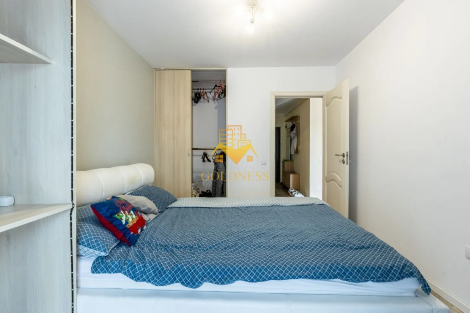 2 camere, Parcare, Zona Vivo Mall, Amethyst, Metro, Momax, Floresti - GOLDNESS Imobiliare vă propune spre închiriere un apartament cu 2 camere complet mobilat și utilat, la etajul 2 într-un imobil de 7 etaje, situat în Floresti.
Dispune de loc de parcare in subteran!
Se află în apropierea stațiilor de transport în comun, magazine, restaurante, spații verzi, farmacii, vivo mall etc. 

Apartamentul este compartimentat astfel:
 - living cu canapea extensibila, masuta de cafea, comoda si tv.
 - dormitor cu pat matrimonial, dressing, noptiere.
 - bucatarie complet utilată și mobilată, loc de servit masa.
 - baie cu cabina de dusși dulap pentru depozitare.
 - terasa de 22 mp.

Imobilul este dotat cu toate cele necesare- centrală proprie, frigider, plita electrica, hotă, mașină de spălat haine, masina de spalat vase etc. 

Dacă sunteți interesați de acest apartament și doriți să îl vizionați, dar și pentru alte oferte nu ezitați să ne contactați telefonic sau prin e-mail. Vă stăm la dispoziție!
Pentru intermediere se percepe un comision de 50% din prețul chiriei!