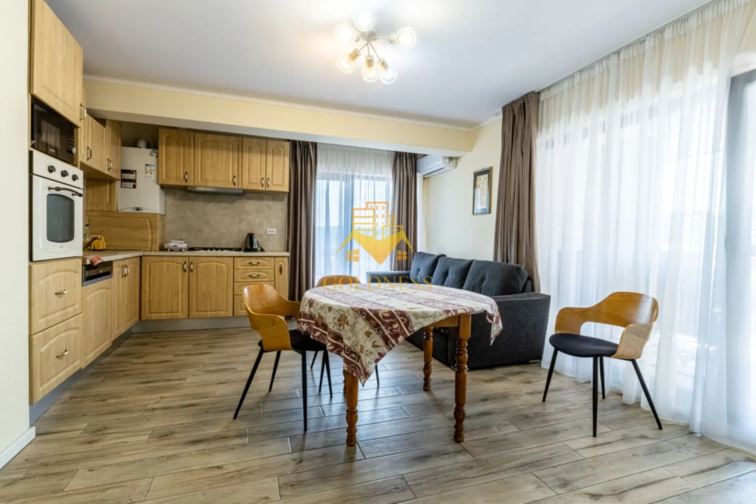 2 camere, Parcare, Zona Vivo Mall, Amethyst, Metro, Momax, Floresti - GOLDNESS Imobiliare vă propune spre închiriere un apartament cu 2 camere complet mobilat și utilat, la etajul 2 într-un imobil de 7 etaje, situat în Floresti.
Dispune de loc de parcare in subteran!
Se află în apropierea stațiilor de transport în comun, magazine, restaurante, spații verzi, farmacii, vivo mall etc. 

Apartamentul este compartimentat astfel:
 - living cu canapea extensibila, masuta de cafea, comoda si tv.
 - dormitor cu pat matrimonial, dressing, noptiere.
 - bucatarie complet utilată și mobilată, loc de servit masa.
 - baie cu cabina de dusși dulap pentru depozitare.
 - terasa de 22 mp.

Imobilul este dotat cu toate cele necesare- centrală proprie, frigider, plita electrica, hotă, mașină de spălat haine, masina de spalat vase etc. 

Dacă sunteți interesați de acest apartament și doriți să îl vizionați, dar și pentru alte oferte nu ezitați să ne contactați telefonic sau prin e-mail. Vă stăm la dispoziție!
Pentru intermediere se percepe un comision de 50% din prețul chiriei!