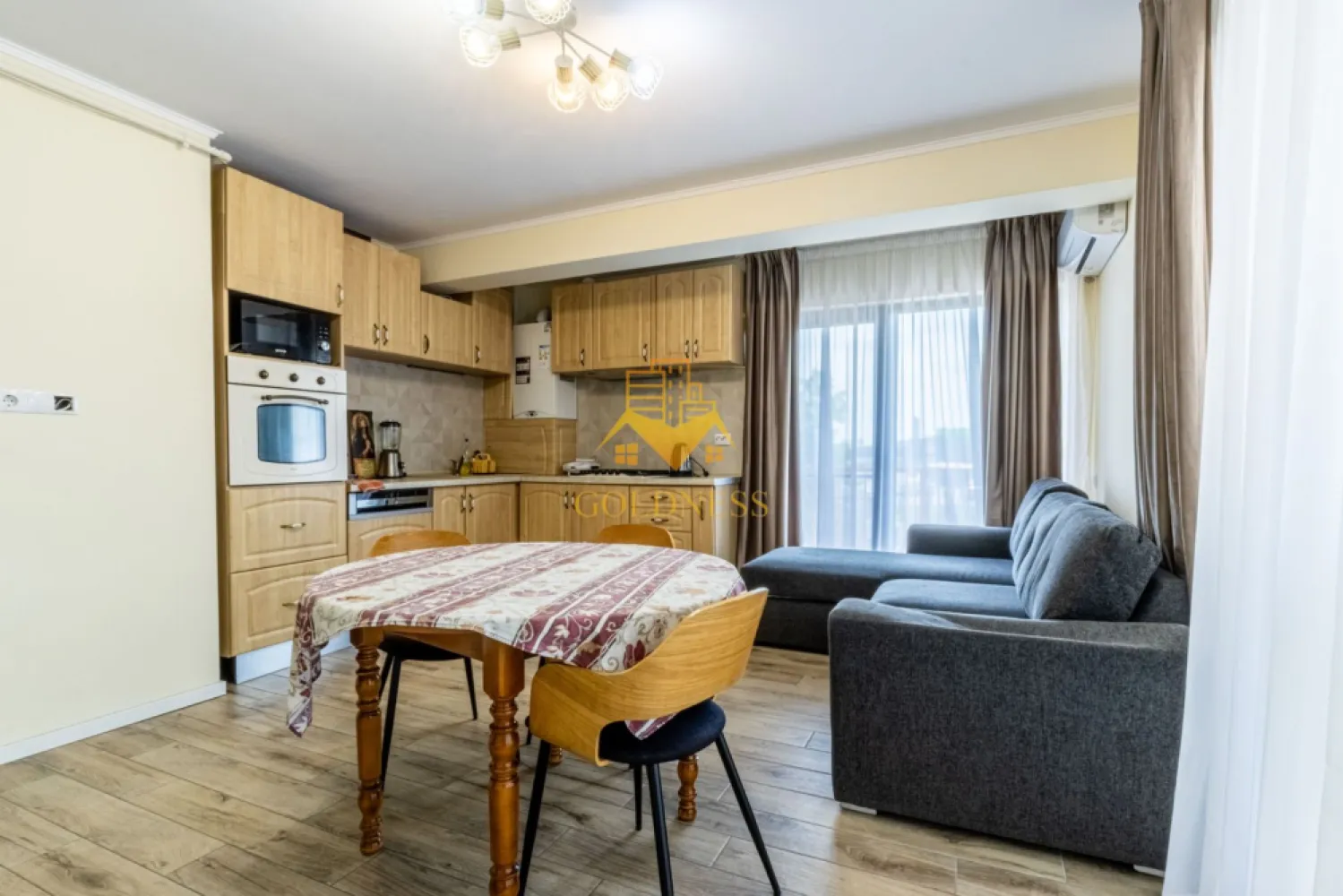 2 camere, Parcare, Zona Vivo Mall, Amethyst, Metro, Momax, Floresti - GOLDNESS Imobiliare vă propune spre închiriere un apartament cu 2 camere complet mobilat și utilat, la etajul 2 într-un imobil de 7 etaje, situat în Floresti.
Dispune de loc de parcare in subteran!
Se află în apropierea stațiilor de transport în comun, magazine, restaurante, spații verzi, farmacii, vivo mall etc. 

Apartamentul este compartimentat astfel:
 - living cu canapea extensibila, masuta de cafea, comoda si tv.
 - dormitor cu pat matrimonial, dressing, noptiere.
 - bucatarie complet utilată și mobilată, loc de servit masa.
 - baie cu cabina de dusși dulap pentru depozitare.
 - terasa de 22 mp.

Imobilul este dotat cu toate cele necesare- centrală proprie, frigider, plita electrica, hotă, mașină de spălat haine, masina de spalat vase etc. 

Dacă sunteți interesați de acest apartament și doriți să îl vizionați, dar și pentru alte oferte nu ezitați să ne contactați telefonic sau prin e-mail. Vă stăm la dispoziție!
Pentru intermediere se percepe un comision de 50% din prețul chiriei!