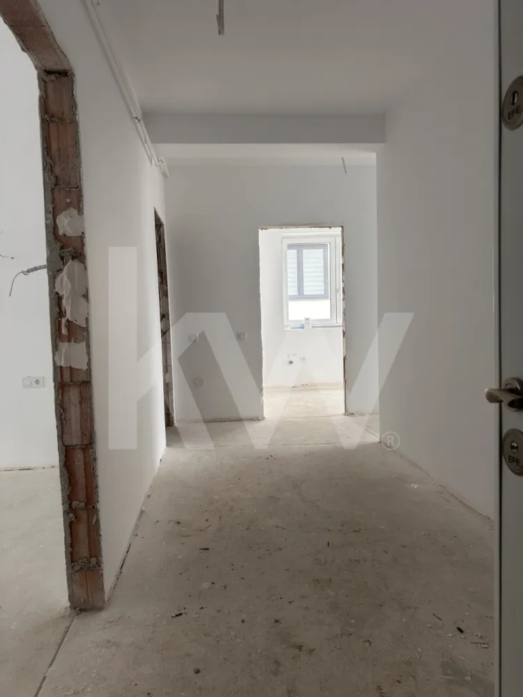 2 bedroom apartment DaVinci - investment opportunity - EN
Discover a modern 3-room apartment, located in the heart of Cristian, 1 km distance from Sibiu International Airport, which redefines the concept of luxurious living lifestyle. With a usable area of ​​71 sq m and a generous 9.25sq m balcony, this apartment on the ground floor of a newly built building in 2025 offers you the perfect living space for families looking for a welcoming and functional home. The brick structure ensures not only durability, but also a healthy environment, ideal for moments spent with loved ones.

Natural light for the two bedrooms and two elegant bathrooms are designed to provide privacy and comfort. The separate partitioning allows easy circulation between rooms, and the kitchen becomes the ideal place to prepare delicious meals. The interior spaces are designed to combine functionality with a modern design, offering a pleasant and relaxing atmosphere. The prime location, in the Western part of the city, ensures quick access to all necessary amenities, from shops and schools to parks and recreational areas.

We can help you to get preapproved for credit appliances for a faster process.

Don't miss the opportunity to be the first to enjoy this exceptional apartment! 
The price of €100,000 + VAT represents a valuable investment in a home that promises to become the center of your life.

Contact us today to schedule a viewing and turn this apartment into your new home!

RO
Descoperiți un apartament modern cu 3 camere, situat în inima orașului Cristian, la 1 km distanță de Aeroportul Internațional Sibiu, care redefinește conceptul de stil de viață luxos. Cu o suprafață utilă de 71 mp și un balcon generos de 9,25 mp, acest apartament situat la parterul unui imobil nou construit în 2025 vă oferă spațiul de locuit perfect pentru familiile care caută o locuință primitoare și funcțională. Structura din cărămidă asigură nu doar durabilitate, ci și un mediu sănătos, ideal pentru momentele petrecute alături de cei dragi.


Lumina naturală pentru cele două dormitoare și cele două băi elegante sunt concepute pentru a oferi intimitate și confort. Compartimentarea separată permite circulația ușoară între camere, iar bucătăria devine locul ideal pentru a pregăti mese delicioase. Spațiile interioare sunt concepute pentru a combina funcționalitatea cu un design modern, oferind o atmosferă plăcută și relaxantă. Locația privilegiată, în partea de vest a orașului, asigură acces rapid la toate facilitățile necesare, de la magazine și școli până la parcuri și zone de agrement.

Vă putem ajuta să obțineți o preaprobare pentru credite, pentru un proces mai rapid.

Nu ratați ocazia de a fi primul care se bucură de acest apartament excepțional!
Prețul de 100.000 € + TVA reprezintă o investiție valoroasă într-o locuință care promite să devină centrul vieții tale.

Contactează-ne astăzi pentru a programa o vizionare și a transforma acest apartament în noua ta casă!
