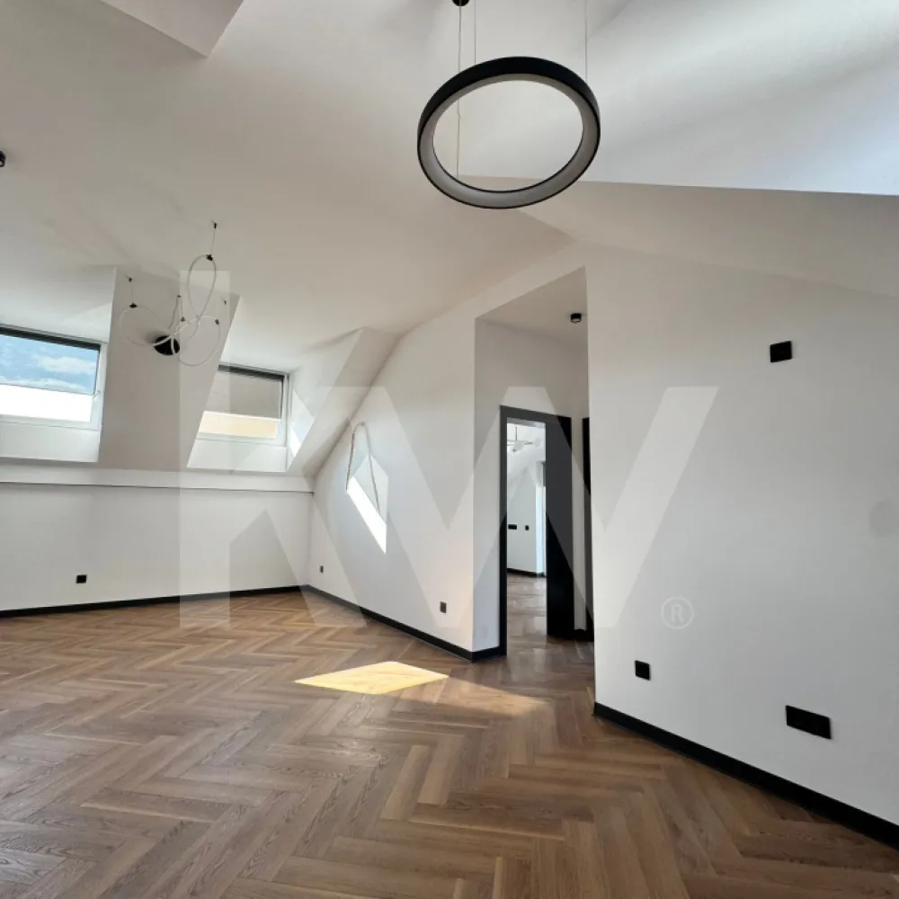 Apartament 3 camere – Mansarda – Turnișor, Sibiu - Apartament tip mansarda  3 camere – Etaj 2/2 – Turnișor, Sibiu
Finisaje premium | Predare la cheie | Balcon | 2 locuri de parcare incluse
Vă propunem spre vânzare un apartament modern cu 3 camere, situat la etajul 2 al unui imobil nou, într-o zonă liniștită și bine conectată din Turnișor. Potrivit pentru familii sau ca investiție.
Caracteristici:
Compartimentare practică: living cu bucătărie open-space, 2 dormitoare, 1 baie
Balcon generos
2 locuri de parcare incluse în preț
Parcare privata cu bariera
Se predă la cheie, cu finisaje premium: gresie, faianță, parchet, obiecte sanitare, uși interioare
Bloc nou, cu regim redus de înălțime
Locația oferă acces rapid către centrul orașului, zone comerciale, unități de învățământ și mijloace de transport.

Contactați-ne pentru mai multe detalii sau pentru a programa o vizionare.