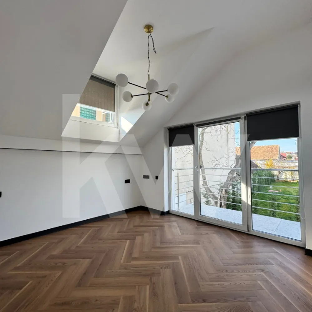 Apartament 3 camere – Mansarda – Turnișor, Sibiu - Apartament tip mansarda  3 camere – Etaj 2/2 – Turnișor, Sibiu
Finisaje premium | Predare la cheie | Balcon | 2 locuri de parcare incluse
Vă propunem spre vânzare un apartament modern cu 3 camere, situat la etajul 2 al unui imobil nou, într-o zonă liniștită și bine conectată din Turnișor. Potrivit pentru familii sau ca investiție.
Caracteristici:
Compartimentare practică: living cu bucătărie open-space, 2 dormitoare, 1 baie
Balcon generos
2 locuri de parcare incluse în preț
Parcare privata cu bariera
Se predă la cheie, cu finisaje premium: gresie, faianță, parchet, obiecte sanitare, uși interioare
Bloc nou, cu regim redus de înălțime
Locația oferă acces rapid către centrul orașului, zone comerciale, unități de învățământ și mijloace de transport.

Contactați-ne pentru mai multe detalii sau pentru a programa o vizionare.