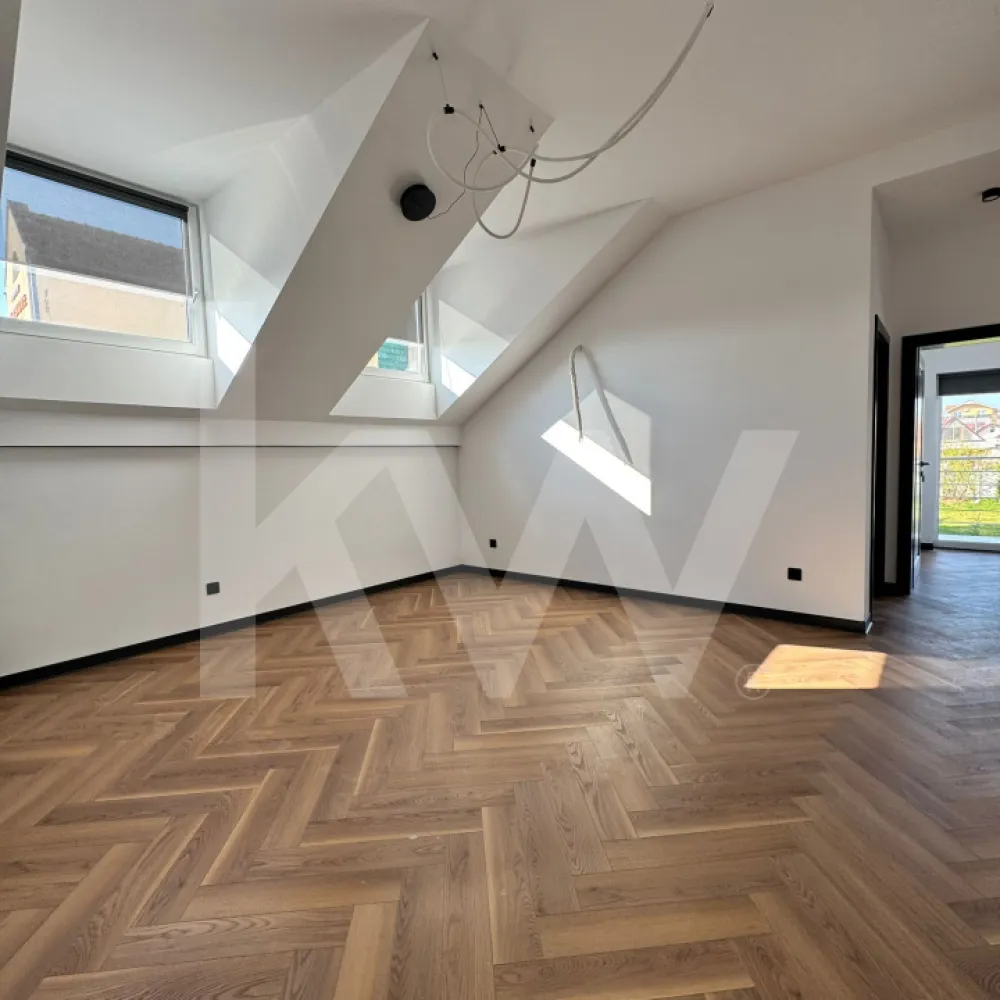 Apartament 3 camere – Mansarda – Turnișor, Sibiu - Apartament tip mansarda  3 camere – Etaj 2/2 – Turnișor, Sibiu
Finisaje premium | Predare la cheie | Balcon | 2 locuri de parcare incluse
Vă propunem spre vânzare un apartament modern cu 3 camere, situat la etajul 2 al unui imobil nou, într-o zonă liniștită și bine conectată din Turnișor. Potrivit pentru familii sau ca investiție.
Caracteristici:
Compartimentare practică: living cu bucătărie open-space, 2 dormitoare, 1 baie
Balcon generos
2 locuri de parcare incluse în preț
Parcare privata cu bariera
Se predă la cheie, cu finisaje premium: gresie, faianță, parchet, obiecte sanitare, uși interioare
Bloc nou, cu regim redus de înălțime
Locația oferă acces rapid către centrul orașului, zone comerciale, unități de învățământ și mijloace de transport.

Contactați-ne pentru mai multe detalii sau pentru a programa o vizionare.