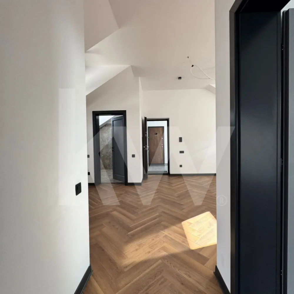 Apartament 3 camere – Mansarda – Turnișor, Sibiu - Apartament tip mansarda  3 camere – Etaj 2/2 – Turnișor, Sibiu
Finisaje premium | Predare la cheie | Balcon | 2 locuri de parcare incluse
Vă propunem spre vânzare un apartament modern cu 3 camere, situat la etajul 2 al unui imobil nou, într-o zonă liniștită și bine conectată din Turnișor. Potrivit pentru familii sau ca investiție.
Caracteristici:
Compartimentare practică: living cu bucătărie open-space, 2 dormitoare, 1 baie
Balcon generos
2 locuri de parcare incluse în preț
Parcare privata cu bariera
Se predă la cheie, cu finisaje premium: gresie, faianță, parchet, obiecte sanitare, uși interioare
Bloc nou, cu regim redus de înălțime
Locația oferă acces rapid către centrul orașului, zone comerciale, unități de învățământ și mijloace de transport.

Contactați-ne pentru mai multe detalii sau pentru a programa o vizionare.