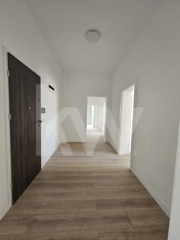 Apartament cu 3 camere - 84 mp utili - Ciresica - Ti-ai imaginat vreodata cum ar fi sa ai totul la doi pasi - magazine, scoli, parcuri, mall - chiar in inima uneia dintre cele mai cautate zone din Sibiu?

Dacă răspunsul tău e "DA!", îți propunem un apartament cu 3 camere situat într-un ansamblu rezidențial nou, in zona Rahovei.

Imobilul are o suprafață utilă de 85 mp+balcon și este compartimentat astfel:
- living cu ieșire pe balcon
- bucatarie inchisa
- 2 dormitoare
- 2 bai
- balcon
- loc de parcare subteran sau suprateran (contra cost).

Predare este:

 LA ALB: la pretul 163.000 euro
- Tamplarie PVC cu geam termopan – 3 foi sticla
- Usa metalica antiefractie intrare apartament
- Instalatii termice, electrice si sanitare
- Prize+intrerupatoare
- Zugravit: lavabila alba
- Centrala pe bloc
- Incalzire pe calorifere
- Casa scarii la cheie
- Interfon

 LA CHEIE: la pretul de mai sus se adauga 23.000 euro pentru finisaje
- Tamplarie PVC cu geam termopan – 3 foi sticla
- Usa metalica antiefractie intrare apartament
- Instalatii termice, electrice si sanitare
- Zugravit: 2 maini lavabila alba
- Prize+ intrerupatoare functionale
- Centrala pe bloc
- Incalzire pe calorifere
- Usi interioare/usi interior 1200 lei
- Gresie, faianta, parchet (cu accesorii) 100 lei/mp
- Corpuri de iluminat (1 corp/incapere) 250 lei
- Vas wc 700 lei
- Lavoar+oglinda 2000 lei
- Baterie lavoar 500 lei
- Cada+accesorii 2000 lei
- Baterie cada 500 lei
- Casa scarii la cheie
- Interfon

Regimul de inaltime al blocului este P+4+R.

Înainte de toate, punem accentul pe calitate și dorim să oferim clienților o locuință sigură, de aceea folosim doar materiale de construcții de bună calitate și suntem atenți la toate detaliile și etapele de execuție ale construcțiilor.

Decizia cumpărării unui apartament nou, este o investiție pe termen lung, iar într-o zona că aceasta, cu siguranță va genera cerere pentru închiriere.

Preturile sunt afisate in descriere.

Clasa energetica A, iar la parter B.

Modalitati de plata acceptate: Cash si prin credit ipotecar cu minim 15% avans.

Pentru mai multe detalii va stam la dispozitie la numarul de telefon afisat!