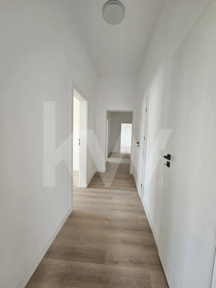 Apartament cu 3 camere - 84 mp utili - Ciresica - Ti-ai imaginat vreodata cum ar fi sa ai totul la doi pasi - magazine, scoli, parcuri, mall - chiar in inima uneia dintre cele mai cautate zone din Sibiu?

Dacă răspunsul tău e "DA!", îți propunem un apartament cu 3 camere situat într-un ansamblu rezidențial nou, in zona Rahovei.

Imobilul are o suprafață utilă de 85 mp+balcon și este compartimentat astfel:
- living cu ieșire pe balcon
- bucatarie inchisa
- 2 dormitoare
- 2 bai
- balcon
- loc de parcare subteran sau suprateran (contra cost).

Predare este:

 LA ALB: la pretul 163.000 euro
- Tamplarie PVC cu geam termopan – 3 foi sticla
- Usa metalica antiefractie intrare apartament
- Instalatii termice, electrice si sanitare
- Prize+intrerupatoare
- Zugravit: lavabila alba
- Centrala pe bloc
- Incalzire pe calorifere
- Casa scarii la cheie
- Interfon

 LA CHEIE: la pretul de mai sus se adauga 23.000 euro pentru finisaje
- Tamplarie PVC cu geam termopan – 3 foi sticla
- Usa metalica antiefractie intrare apartament
- Instalatii termice, electrice si sanitare
- Zugravit: 2 maini lavabila alba
- Prize+ intrerupatoare functionale
- Centrala pe bloc
- Incalzire pe calorifere
- Usi interioare/usi interior 1200 lei
- Gresie, faianta, parchet (cu accesorii) 100 lei/mp
- Corpuri de iluminat (1 corp/incapere) 250 lei
- Vas wc 700 lei
- Lavoar+oglinda 2000 lei
- Baterie lavoar 500 lei
- Cada+accesorii 2000 lei
- Baterie cada 500 lei
- Casa scarii la cheie
- Interfon

Regimul de inaltime al blocului este P+4+R.

Înainte de toate, punem accentul pe calitate și dorim să oferim clienților o locuință sigură, de aceea folosim doar materiale de construcții de bună calitate și suntem atenți la toate detaliile și etapele de execuție ale construcțiilor.

Decizia cumpărării unui apartament nou, este o investiție pe termen lung, iar într-o zona că aceasta, cu siguranță va genera cerere pentru închiriere.

Preturile sunt afisate in descriere.

Clasa energetica A, iar la parter B.

Modalitati de plata acceptate: Cash si prin credit ipotecar cu minim 15% avans.

Pentru mai multe detalii va stam la dispozitie la numarul de telefon afisat!