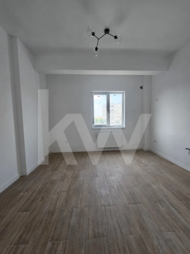 Apartament cu 3 camere - 84 mp utili - Ciresica - Ti-ai imaginat vreodata cum ar fi sa ai totul la doi pasi - magazine, scoli, parcuri, mall - chiar in inima uneia dintre cele mai cautate zone din Sibiu?

Dacă răspunsul tău e "DA!", îți propunem un apartament cu 3 camere situat într-un ansamblu rezidențial nou, in zona Rahovei.

Imobilul are o suprafață utilă de 85 mp+balcon și este compartimentat astfel:
- living cu ieșire pe balcon
- bucatarie inchisa
- 2 dormitoare
- 2 bai
- balcon
- loc de parcare subteran sau suprateran (contra cost).

Predare este:

 LA ALB: la pretul 163.000 euro
- Tamplarie PVC cu geam termopan – 3 foi sticla
- Usa metalica antiefractie intrare apartament
- Instalatii termice, electrice si sanitare
- Prize+intrerupatoare
- Zugravit: lavabila alba
- Centrala pe bloc
- Incalzire pe calorifere
- Casa scarii la cheie
- Interfon

 LA CHEIE: la pretul de mai sus se adauga 23.000 euro pentru finisaje
- Tamplarie PVC cu geam termopan – 3 foi sticla
- Usa metalica antiefractie intrare apartament
- Instalatii termice, electrice si sanitare
- Zugravit: 2 maini lavabila alba
- Prize+ intrerupatoare functionale
- Centrala pe bloc
- Incalzire pe calorifere
- Usi interioare/usi interior 1200 lei
- Gresie, faianta, parchet (cu accesorii) 100 lei/mp
- Corpuri de iluminat (1 corp/incapere) 250 lei
- Vas wc 700 lei
- Lavoar+oglinda 2000 lei
- Baterie lavoar 500 lei
- Cada+accesorii 2000 lei
- Baterie cada 500 lei
- Casa scarii la cheie
- Interfon

Regimul de inaltime al blocului este P+4+R.

Înainte de toate, punem accentul pe calitate și dorim să oferim clienților o locuință sigură, de aceea folosim doar materiale de construcții de bună calitate și suntem atenți la toate detaliile și etapele de execuție ale construcțiilor.

Decizia cumpărării unui apartament nou, este o investiție pe termen lung, iar într-o zona că aceasta, cu siguranță va genera cerere pentru închiriere.

Preturile sunt afisate in descriere.

Clasa energetica A, iar la parter B.

Modalitati de plata acceptate: Cash si prin credit ipotecar cu minim 15% avans.

Pentru mai multe detalii va stam la dispozitie la numarul de telefon afisat!