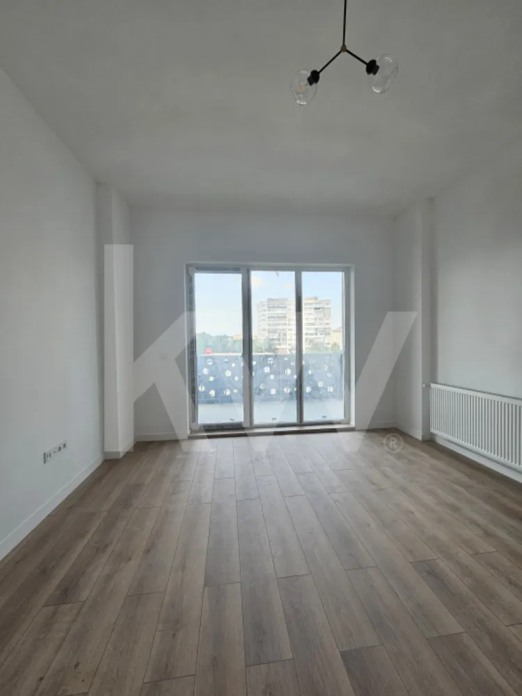 Apartament cu 3 camere - 84 mp utili - Ciresica - Ti-ai imaginat vreodata cum ar fi sa ai totul la doi pasi - magazine, scoli, parcuri, mall - chiar in inima uneia dintre cele mai cautate zone din Sibiu?

Dacă răspunsul tău e "DA!", îți propunem un apartament cu 3 camere situat într-un ansamblu rezidențial nou, in zona Rahovei.

Imobilul are o suprafață utilă de 85 mp+balcon și este compartimentat astfel:
- living cu ieșire pe balcon
- bucatarie inchisa
- 2 dormitoare
- 2 bai
- balcon
- loc de parcare subteran sau suprateran (contra cost).

Predare este:

 LA ALB: la pretul 163.000 euro
- Tamplarie PVC cu geam termopan – 3 foi sticla
- Usa metalica antiefractie intrare apartament
- Instalatii termice, electrice si sanitare
- Prize+intrerupatoare
- Zugravit: lavabila alba
- Centrala pe bloc
- Incalzire pe calorifere
- Casa scarii la cheie
- Interfon

 LA CHEIE: la pretul de mai sus se adauga 23.000 euro pentru finisaje
- Tamplarie PVC cu geam termopan – 3 foi sticla
- Usa metalica antiefractie intrare apartament
- Instalatii termice, electrice si sanitare
- Zugravit: 2 maini lavabila alba
- Prize+ intrerupatoare functionale
- Centrala pe bloc
- Incalzire pe calorifere
- Usi interioare/usi interior 1200 lei
- Gresie, faianta, parchet (cu accesorii) 100 lei/mp
- Corpuri de iluminat (1 corp/incapere) 250 lei
- Vas wc 700 lei
- Lavoar+oglinda 2000 lei
- Baterie lavoar 500 lei
- Cada+accesorii 2000 lei
- Baterie cada 500 lei
- Casa scarii la cheie
- Interfon

Regimul de inaltime al blocului este P+4+R.

Înainte de toate, punem accentul pe calitate și dorim să oferim clienților o locuință sigură, de aceea folosim doar materiale de construcții de bună calitate și suntem atenți la toate detaliile și etapele de execuție ale construcțiilor.

Decizia cumpărării unui apartament nou, este o investiție pe termen lung, iar într-o zona că aceasta, cu siguranță va genera cerere pentru închiriere.

Preturile sunt afisate in descriere.

Clasa energetica A, iar la parter B.

Modalitati de plata acceptate: Cash si prin credit ipotecar cu minim 15% avans.

Pentru mai multe detalii va stam la dispozitie la numarul de telefon afisat!