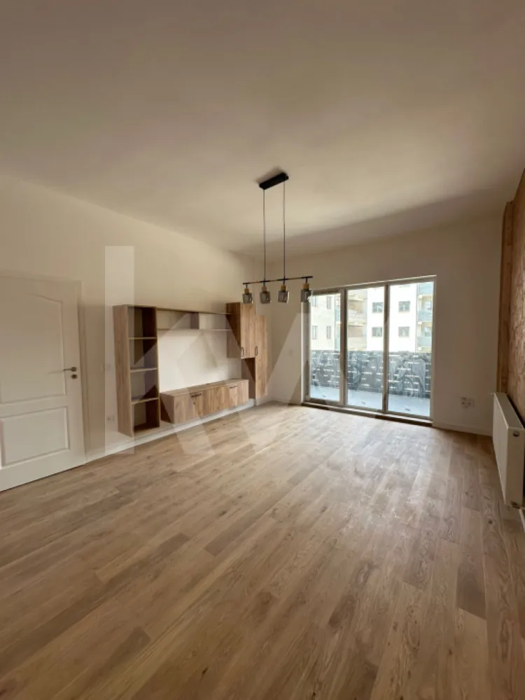 Apartament cu 2 camere - 64 mp utili - Zona Ciresica - Ti-ai imaginat vreodata cum ar fi sa ai totul la doi pasi - magazine, scoli, parcuri, mall - chiar in inima uneia dintre cele mai cautate zone din Sibiu?

Dacă răspunsul tău e "DA!", îți propunem un apartament cu 2 camere situat într-un ansamblu rezidențial nou, in zona Rahovei.

Imobilul are o suprafață utilă de 64 mp + balcon și este compartimentat astfel:
- living cu ieșire pe balcon
- bucatarie inchisa
- 1 dormitoare
- 1 baie
- balcon
- loc de parcare subteran sau suprateran (contra cost).

Predare este:
 LA ALB: la pretul 124.000 euro
- Tamplarie PVC cu geam termopan – 3 foi sticla
- Usa metalica antiefractie intrare apartament
- Instalatii termice, electrice si sanitare
- Prize+intrerupatoare
- Zugravit: lavabila alba
- Centrala pe bloc
- Incalzire pe calorifere
- Casa scarii la cheie
- Interfon

LA CHEIE: la pretul de mai sus se adauga 17.000 euro pentru finisaje
- Tamplarie PVC cu geam termopan – 3 foi sticla
- Usa metalica antiefractie intrare apartament
- Instalatii termice, electrice si sanitare
- Zugravit: 2 maini lavabila alba
- Prize+ intrerupatoare functionale
- Centrala pe bloc
- Incalzire pe calorifere
- Usi interioare/usi interior 
- Gresie, faianta, parchet (cu accesorii) 
- Corpuri de iluminat (1 corp/incapere) 
- Vas wc 
- Lavoar+oglinda 
- Baterie lavoar 
- Cada+accesorii 
- Baterie cada 
- Casa scarii la cheie
- Interfon

Regimul de inaltime al blocului este P+4+R.

Înainte de toate, punem accentul pe calitate și dorim să oferim clienților o locuință sigură, de aceea folosim doar materiale de construcții de bună calitate și suntem atenți la toate detaliile și etapele de execuție ale construcțiilor.

Decizia cumpărării unui apartament nou, este o investiție pe termen lung, iar într-o zona că aceasta, cu siguranță va genera cerere pentru închiriere.

Preturile sunt afisate in descriere.

*Pozele sunt cu titlu de prezentare dintr-un  apartament deja finisat.

Clasa energetica A, iar la parter B.

Modalitati de plata acceptate: Cash si prin credit ipotecar cu minim 15% avans.

Pentru mai multe detalii va stam la dispozitie la numarul de telefon afisat!