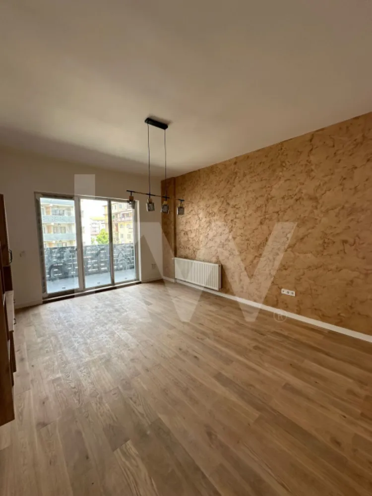Apartament cu 2 camere - 64 mp utili - Zona Ciresica - Ti-ai imaginat vreodata cum ar fi sa ai totul la doi pasi - magazine, scoli, parcuri, mall - chiar in inima uneia dintre cele mai cautate zone din Sibiu?

Dacă răspunsul tău e "DA!", îți propunem un apartament cu 2 camere situat într-un ansamblu rezidențial nou, in zona Rahovei.

Imobilul are o suprafață utilă de 64 mp + balcon și este compartimentat astfel:
- living cu ieșire pe balcon
- bucatarie inchisa
- 1 dormitoare
- 1 baie
- balcon
- loc de parcare subteran sau suprateran (contra cost).

Predare este:
 LA ALB: la pretul 124.000 euro
- Tamplarie PVC cu geam termopan – 3 foi sticla
- Usa metalica antiefractie intrare apartament
- Instalatii termice, electrice si sanitare
- Prize+intrerupatoare
- Zugravit: lavabila alba
- Centrala pe bloc
- Incalzire pe calorifere
- Casa scarii la cheie
- Interfon

LA CHEIE: la pretul de mai sus se adauga 17.000 euro pentru finisaje
- Tamplarie PVC cu geam termopan – 3 foi sticla
- Usa metalica antiefractie intrare apartament
- Instalatii termice, electrice si sanitare
- Zugravit: 2 maini lavabila alba
- Prize+ intrerupatoare functionale
- Centrala pe bloc
- Incalzire pe calorifere
- Usi interioare/usi interior 
- Gresie, faianta, parchet (cu accesorii) 
- Corpuri de iluminat (1 corp/incapere) 
- Vas wc 
- Lavoar+oglinda 
- Baterie lavoar 
- Cada+accesorii 
- Baterie cada 
- Casa scarii la cheie
- Interfon

Regimul de inaltime al blocului este P+4+R.

Înainte de toate, punem accentul pe calitate și dorim să oferim clienților o locuință sigură, de aceea folosim doar materiale de construcții de bună calitate și suntem atenți la toate detaliile și etapele de execuție ale construcțiilor.

Decizia cumpărării unui apartament nou, este o investiție pe termen lung, iar într-o zona că aceasta, cu siguranță va genera cerere pentru închiriere.

Preturile sunt afisate in descriere.

*Pozele sunt cu titlu de prezentare dintr-un  apartament deja finisat.

Clasa energetica A, iar la parter B.

Modalitati de plata acceptate: Cash si prin credit ipotecar cu minim 15% avans.

Pentru mai multe detalii va stam la dispozitie la numarul de telefon afisat!