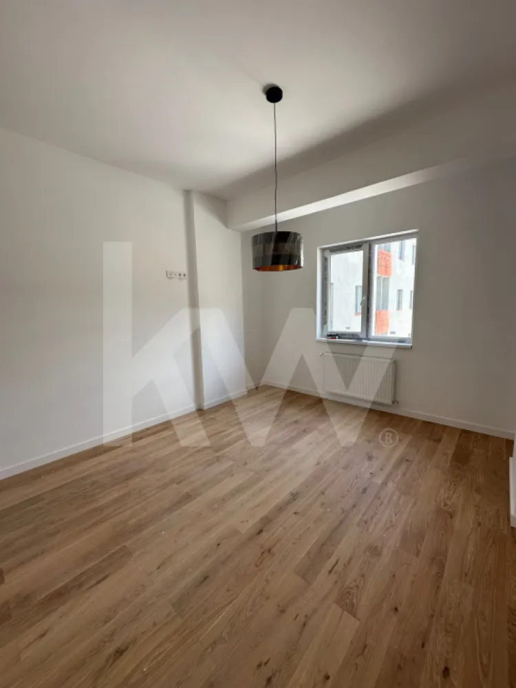 Apartament cu 2 camere - 64 mp utili - Zona Ciresica - Ti-ai imaginat vreodata cum ar fi sa ai totul la doi pasi - magazine, scoli, parcuri, mall - chiar in inima uneia dintre cele mai cautate zone din Sibiu?

Dacă răspunsul tău e "DA!", îți propunem un apartament cu 2 camere situat într-un ansamblu rezidențial nou, in zona Rahovei.

Imobilul are o suprafață utilă de 64 mp + balcon și este compartimentat astfel:
- living cu ieșire pe balcon
- bucatarie inchisa
- 1 dormitoare
- 1 baie
- balcon
- loc de parcare subteran sau suprateran (contra cost).

Predare este:
 LA ALB: la pretul 124.000 euro
- Tamplarie PVC cu geam termopan – 3 foi sticla
- Usa metalica antiefractie intrare apartament
- Instalatii termice, electrice si sanitare
- Prize+intrerupatoare
- Zugravit: lavabila alba
- Centrala pe bloc
- Incalzire pe calorifere
- Casa scarii la cheie
- Interfon

LA CHEIE: la pretul de mai sus se adauga 17.000 euro pentru finisaje
- Tamplarie PVC cu geam termopan – 3 foi sticla
- Usa metalica antiefractie intrare apartament
- Instalatii termice, electrice si sanitare
- Zugravit: 2 maini lavabila alba
- Prize+ intrerupatoare functionale
- Centrala pe bloc
- Incalzire pe calorifere
- Usi interioare/usi interior 
- Gresie, faianta, parchet (cu accesorii) 
- Corpuri de iluminat (1 corp/incapere) 
- Vas wc 
- Lavoar+oglinda 
- Baterie lavoar 
- Cada+accesorii 
- Baterie cada 
- Casa scarii la cheie
- Interfon

Regimul de inaltime al blocului este P+4+R.

Înainte de toate, punem accentul pe calitate și dorim să oferim clienților o locuință sigură, de aceea folosim doar materiale de construcții de bună calitate și suntem atenți la toate detaliile și etapele de execuție ale construcțiilor.

Decizia cumpărării unui apartament nou, este o investiție pe termen lung, iar într-o zona că aceasta, cu siguranță va genera cerere pentru închiriere.

Preturile sunt afisate in descriere.

*Pozele sunt cu titlu de prezentare dintr-un  apartament deja finisat.

Clasa energetica A, iar la parter B.

Modalitati de plata acceptate: Cash si prin credit ipotecar cu minim 15% avans.

Pentru mai multe detalii va stam la dispozitie la numarul de telefon afisat!