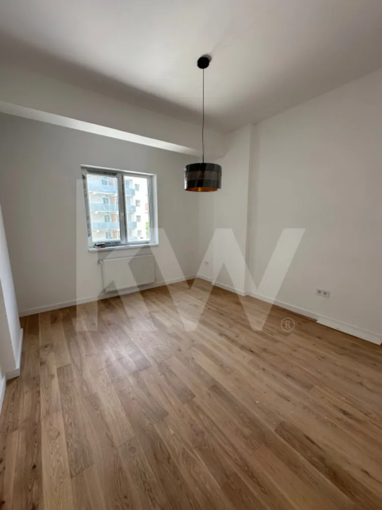 Apartament cu 2 camere - 64 mp utili - Zona Ciresica - Ti-ai imaginat vreodata cum ar fi sa ai totul la doi pasi - magazine, scoli, parcuri, mall - chiar in inima uneia dintre cele mai cautate zone din Sibiu?

Dacă răspunsul tău e "DA!", îți propunem un apartament cu 2 camere situat într-un ansamblu rezidențial nou, in zona Rahovei.

Imobilul are o suprafață utilă de 64 mp + balcon și este compartimentat astfel:
- living cu ieșire pe balcon
- bucatarie inchisa
- 1 dormitoare
- 1 baie
- balcon
- loc de parcare subteran sau suprateran (contra cost).

Predare este:
 LA ALB: la pretul 124.000 euro
- Tamplarie PVC cu geam termopan – 3 foi sticla
- Usa metalica antiefractie intrare apartament
- Instalatii termice, electrice si sanitare
- Prize+intrerupatoare
- Zugravit: lavabila alba
- Centrala pe bloc
- Incalzire pe calorifere
- Casa scarii la cheie
- Interfon

LA CHEIE: la pretul de mai sus se adauga 17.000 euro pentru finisaje
- Tamplarie PVC cu geam termopan – 3 foi sticla
- Usa metalica antiefractie intrare apartament
- Instalatii termice, electrice si sanitare
- Zugravit: 2 maini lavabila alba
- Prize+ intrerupatoare functionale
- Centrala pe bloc
- Incalzire pe calorifere
- Usi interioare/usi interior 
- Gresie, faianta, parchet (cu accesorii) 
- Corpuri de iluminat (1 corp/incapere) 
- Vas wc 
- Lavoar+oglinda 
- Baterie lavoar 
- Cada+accesorii 
- Baterie cada 
- Casa scarii la cheie
- Interfon

Regimul de inaltime al blocului este P+4+R.

Înainte de toate, punem accentul pe calitate și dorim să oferim clienților o locuință sigură, de aceea folosim doar materiale de construcții de bună calitate și suntem atenți la toate detaliile și etapele de execuție ale construcțiilor.

Decizia cumpărării unui apartament nou, este o investiție pe termen lung, iar într-o zona că aceasta, cu siguranță va genera cerere pentru închiriere.

Preturile sunt afisate in descriere.

*Pozele sunt cu titlu de prezentare dintr-un  apartament deja finisat.

Clasa energetica A, iar la parter B.

Modalitati de plata acceptate: Cash si prin credit ipotecar cu minim 15% avans.

Pentru mai multe detalii va stam la dispozitie la numarul de telefon afisat!
