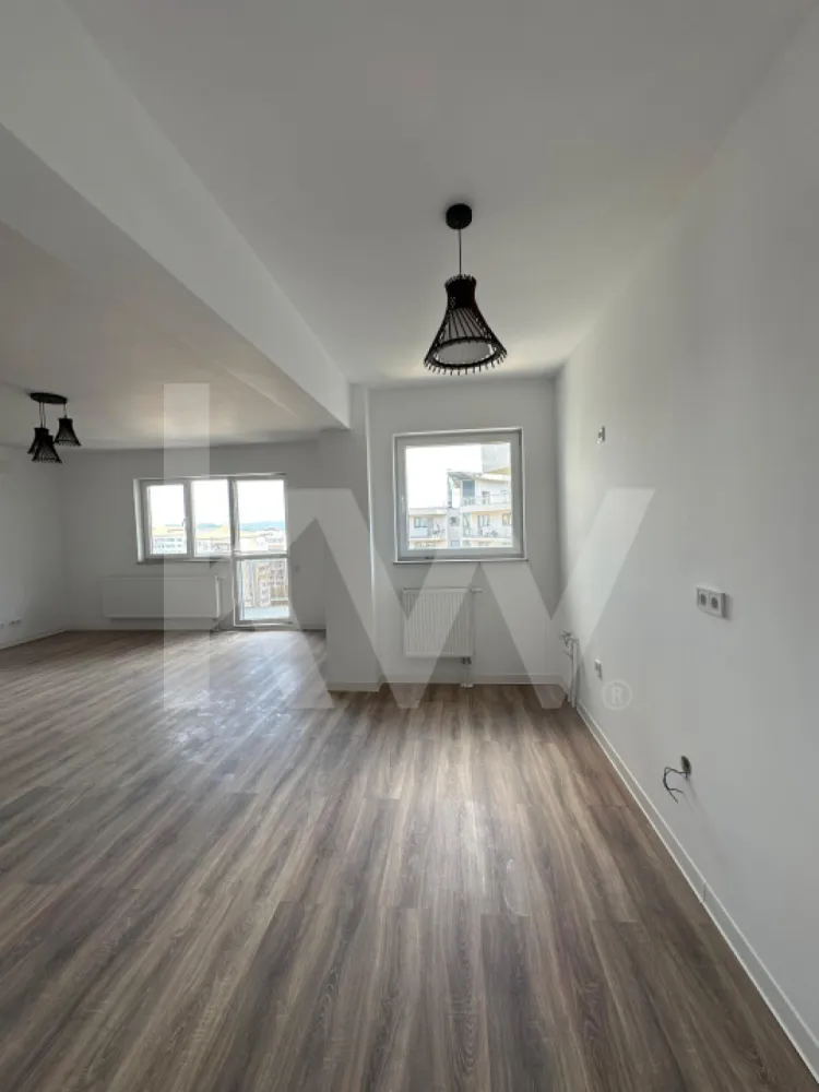 Apartament spatios - 2 camere - 60 mp utili - Rahovei - Ti-ai imaginat vreodata cum ar fi sa ai totul la doi pasi - magazine, scoli, parcuri, mall - chiar in inima uneia dintre cele mai cautate zone din Sibiu?

Dacă răspunsul tău e "DA!", îți propunem un apartament cu 2 camere situat într-un ansamblu rezidențial nou, in zona Rahovei.

Imobilul are o suprafață utilă de 60 mp+balcon  și este compartimentat astfel:
- living open-space cu ieșire pe balcon
- dormitor
- baie 
- balcon 
- loc de parcare subteran sau suprateran (contra cost).

Predarea este:

                         LA ALB: la pretul de 107.000 euro 
- Tamplarie PVC cu geam termopan – 3 foi sticla
- Usa metalica antiefractie intrare apartament
- Instalatii termice, electrice si sanitare
- Prize+intrerupatoare
- Zugravit: lavabila alba
- Centrala pe bloc
- Incalzire pe calorifere
- Casa scarii la cheie
- Interfon

                           LA CHEIE: se adauga la pretul de mai sus 250 euro/ mp
- Tamplarie PVC cu geam termopan – 3 foi sticla
- Usa metalica antiefractie intrare apartament
- Instalatii termice, electrice si sanitare
- Zugravit: 2 maini lavabila alba
- Prize+ intrerupatoare functionale
- Centrala pe bloc
- Incalzire pe calorifere
- Usi interioare/usi interior 
- Gresie, faianta, parchet (cu accesorii) 
- Corpuri de iluminat (1 corp/incapere) 
- Vas wc 
- Lavoar+oglinda 
- Baterie lavoar 
- Cada+accesorii 
- Baterie cada 
- Casa scarii la cheie
- Interfon.

Înainte de toate, punem accentul pe calitate și dorim să oferim clienților o locuință sigură, de aceea folosim doar materiale de construcții de bună calitate și suntem atenți la toate detaliile și etapele de execuție ale construcțiilor.

Decizia cumpărării unui apartament nou, este o investiție pe termen lung, iar într-o zona că aceasta, cu siguranță va genera cerere pentru închiriere.

Preturile sunt afisate in descriere.

Clasa energetica A.

Modalitati de plata acceptate: Cash si prin credit ipotecar cu minim 15% avans.

*Pozele sunt cu titlu de prezentare dintr-un apartament finisat la cheie.

Pentru mai multe detalii va stam la dispozitie la numarul de telefon afisat!