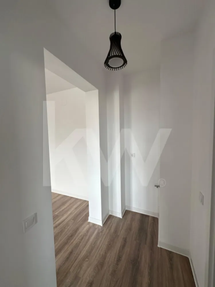 Apartament spatios - 2 camere - 60 mp utili - Rahovei - Ti-ai imaginat vreodata cum ar fi sa ai totul la doi pasi - magazine, scoli, parcuri, mall - chiar in inima uneia dintre cele mai cautate zone din Sibiu?

Dacă răspunsul tău e "DA!", îți propunem un apartament cu 2 camere situat într-un ansamblu rezidențial nou, in zona Rahovei.

Imobilul are o suprafață utilă de 60 mp+balcon  și este compartimentat astfel:
- living open-space cu ieșire pe balcon
- dormitor
- baie 
- balcon 
- loc de parcare subteran sau suprateran (contra cost).

Predarea este:

                         LA ALB: la pretul de 107.000 euro 
- Tamplarie PVC cu geam termopan – 3 foi sticla
- Usa metalica antiefractie intrare apartament
- Instalatii termice, electrice si sanitare
- Prize+intrerupatoare
- Zugravit: lavabila alba
- Centrala pe bloc
- Incalzire pe calorifere
- Casa scarii la cheie
- Interfon

                           LA CHEIE: se adauga la pretul de mai sus 250 euro/ mp
- Tamplarie PVC cu geam termopan – 3 foi sticla
- Usa metalica antiefractie intrare apartament
- Instalatii termice, electrice si sanitare
- Zugravit: 2 maini lavabila alba
- Prize+ intrerupatoare functionale
- Centrala pe bloc
- Incalzire pe calorifere
- Usi interioare/usi interior 
- Gresie, faianta, parchet (cu accesorii) 
- Corpuri de iluminat (1 corp/incapere) 
- Vas wc 
- Lavoar+oglinda 
- Baterie lavoar 
- Cada+accesorii 
- Baterie cada 
- Casa scarii la cheie
- Interfon.

Înainte de toate, punem accentul pe calitate și dorim să oferim clienților o locuință sigură, de aceea folosim doar materiale de construcții de bună calitate și suntem atenți la toate detaliile și etapele de execuție ale construcțiilor.

Decizia cumpărării unui apartament nou, este o investiție pe termen lung, iar într-o zona că aceasta, cu siguranță va genera cerere pentru închiriere.

Preturile sunt afisate in descriere.

Clasa energetica A.

Modalitati de plata acceptate: Cash si prin credit ipotecar cu minim 15% avans.

*Pozele sunt cu titlu de prezentare dintr-un apartament finisat la cheie.

Pentru mai multe detalii va stam la dispozitie la numarul de telefon afisat!